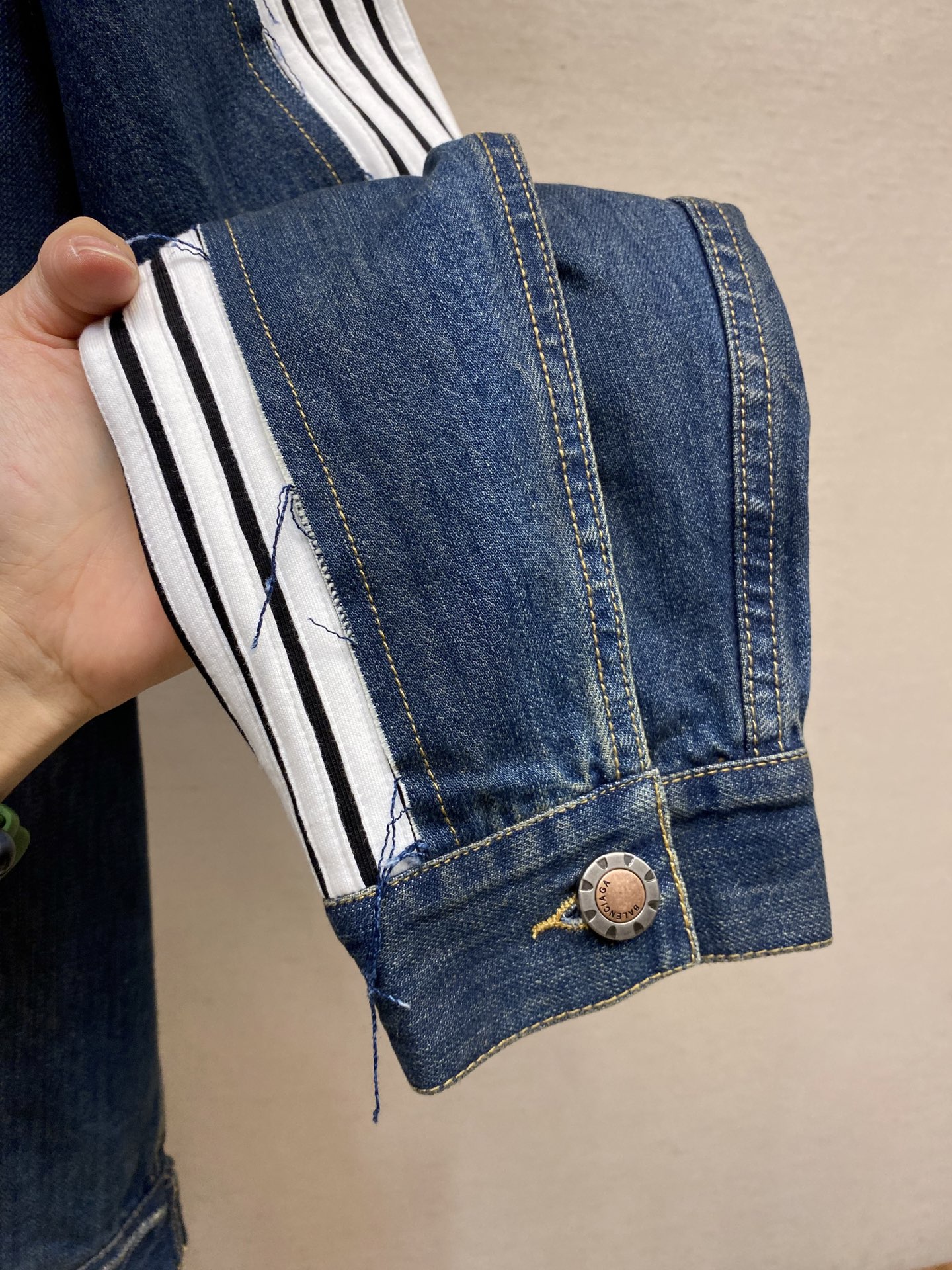 “Balenciaga 25FW Cowboy Jacket: Vintage Look with Unique Handcrafted Details in S, M, L Sizes” - 图片 9