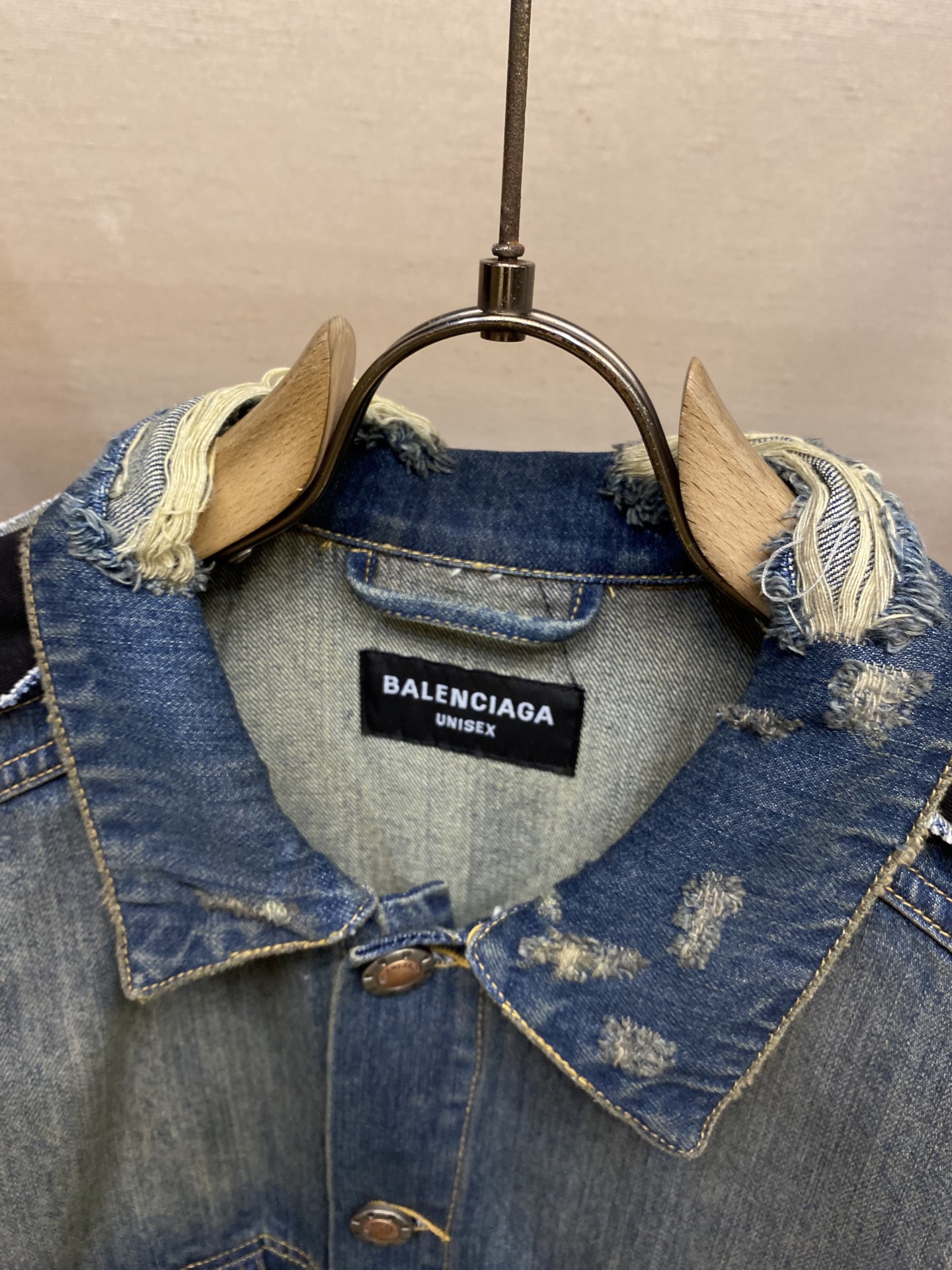 “Balenciaga 25FW Cowboy Jacket: Vintage Look with Unique Handcrafted Details in S, M, L Sizes” - 图片 3