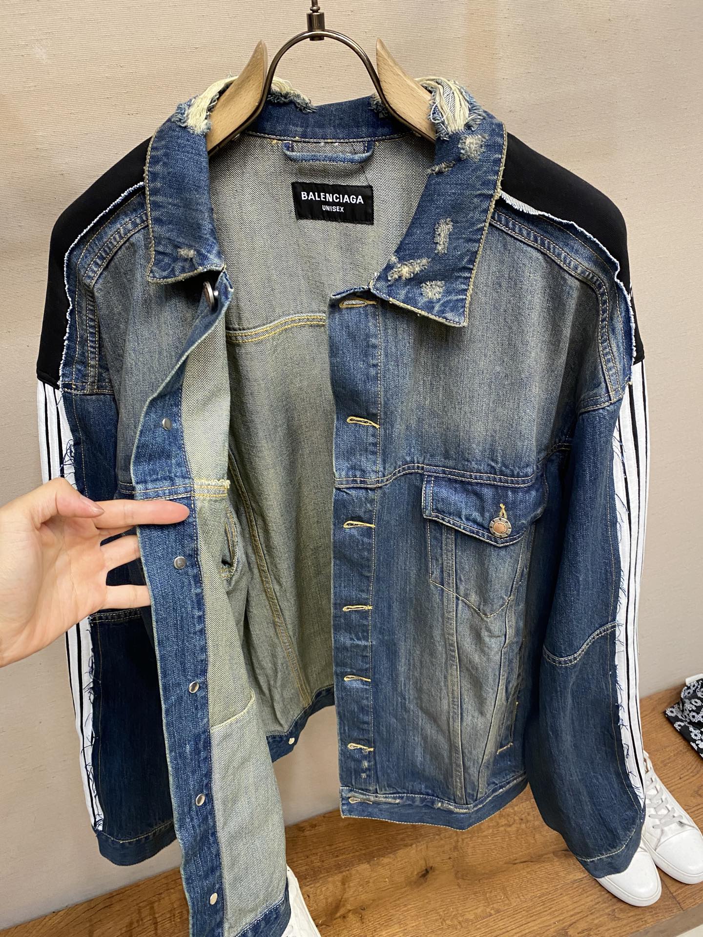 “Balenciaga 25FW Cowboy Jacket: Vintage Look with Unique Handcrafted Details in S, M, L Sizes” - 图片 8