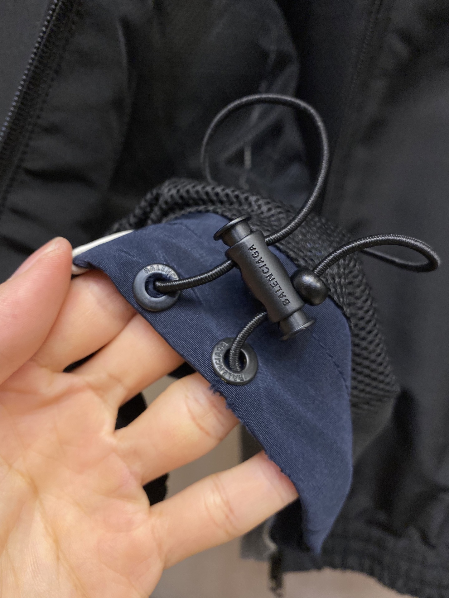 Title: Balenciaga Parisian Colored Jacket Summary Summary: Balenciaga Parisian jacket with three protective layers, high-density embroidery, and exclusive design for wind and sun protection. Sizes: - 图片 7