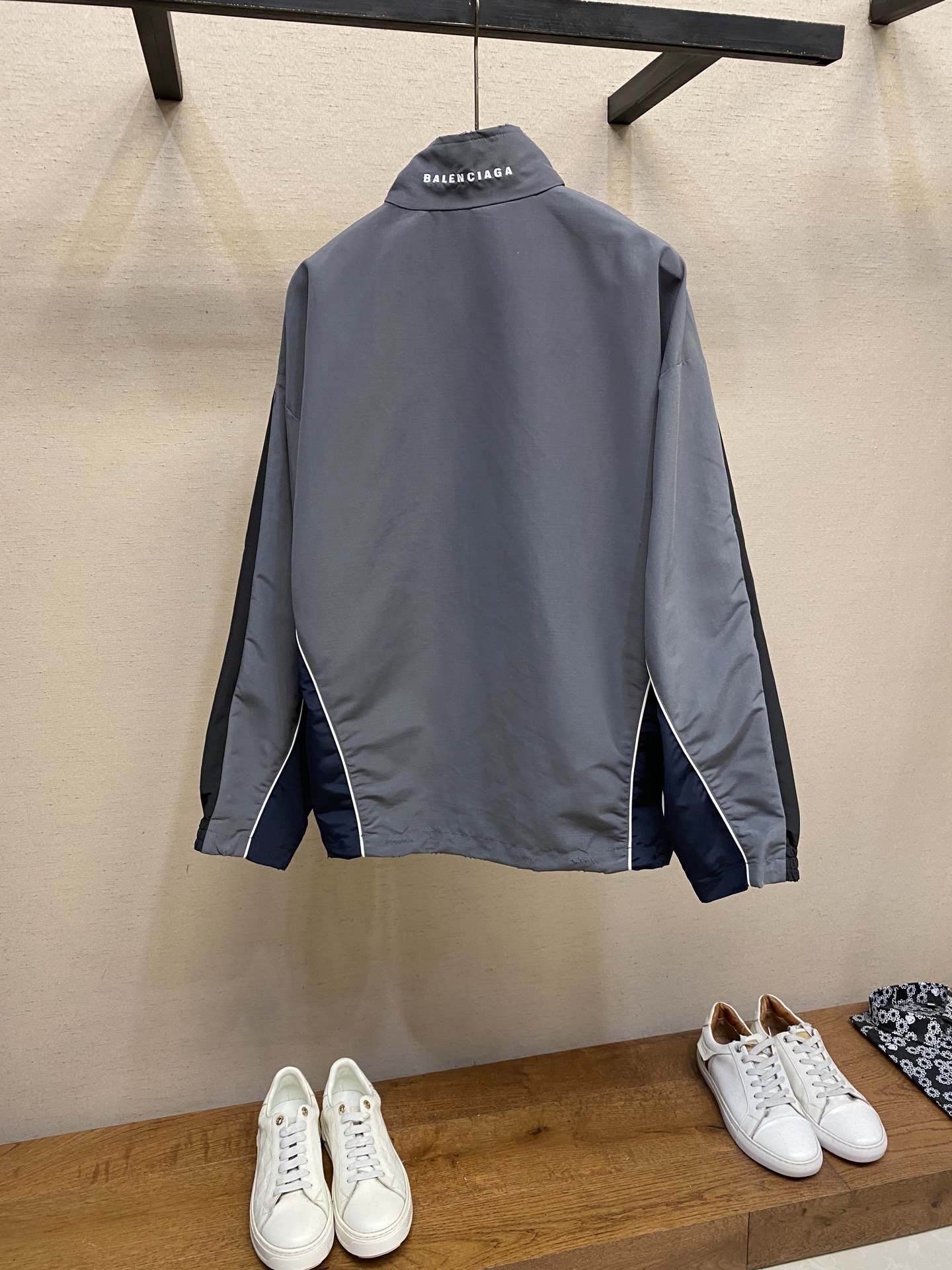 Title: Balenciaga Parisian Colored Jacket Summary Summary: Balenciaga Parisian jacket with three protective layers, high-density embroidery, and exclusive design for wind and sun protection. Sizes: - 图片 2