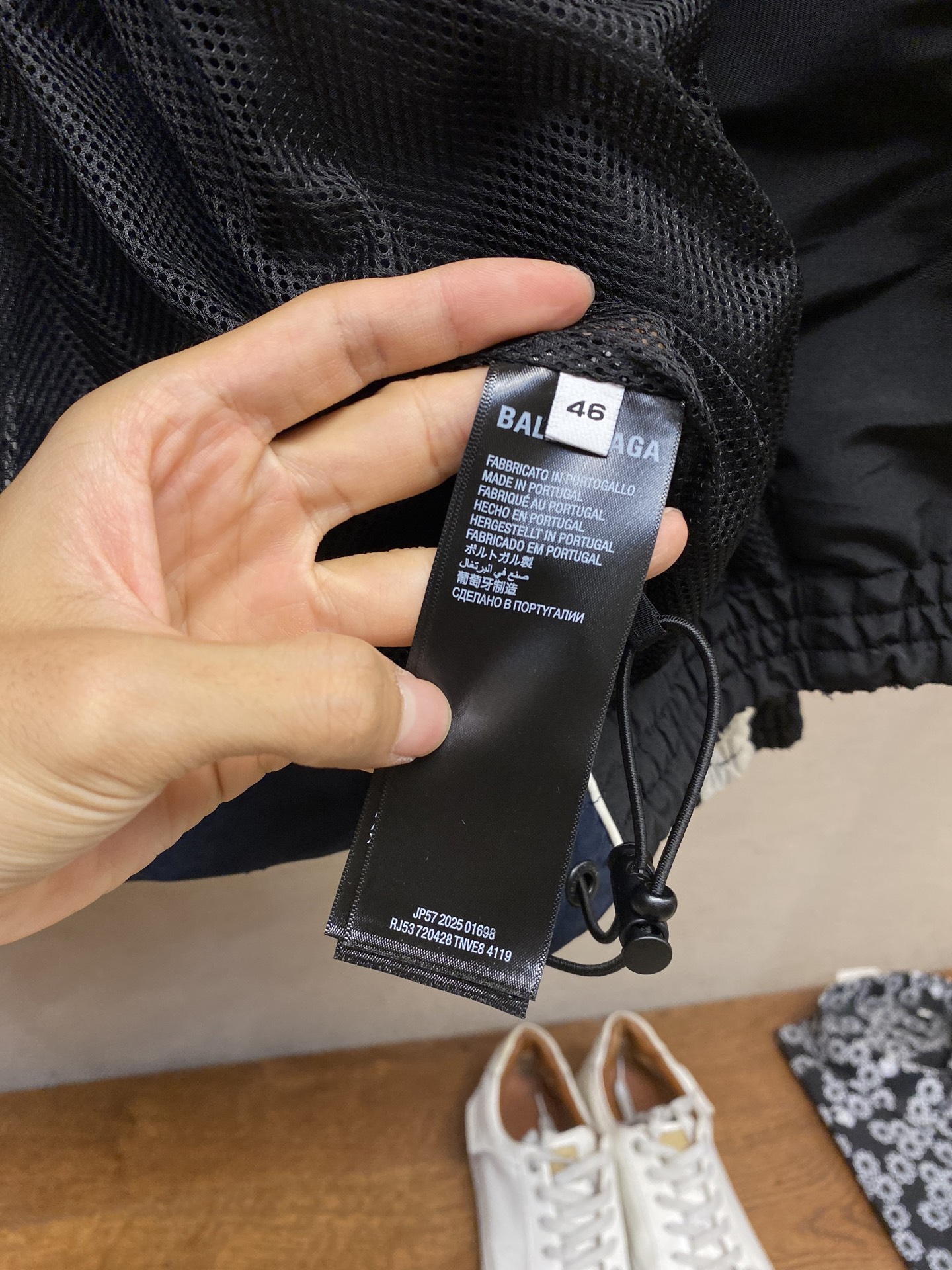 Title: Balenciaga Parisian Colored Jacket Summary Summary: Balenciaga Parisian jacket with three protective layers, high-density embroidery, and exclusive design for wind and sun protection. Sizes: - 图片 8