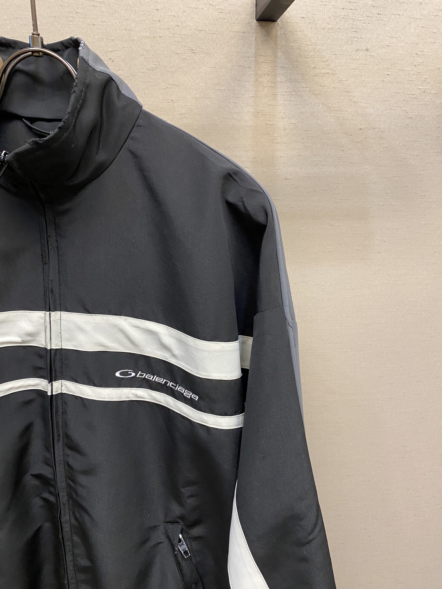 Title: Balenciaga Parisian Colored Jacket Summary Summary: Balenciaga Parisian jacket with three protective layers, high-density embroidery, and exclusive design for wind and sun protection. Sizes: - 图片 4