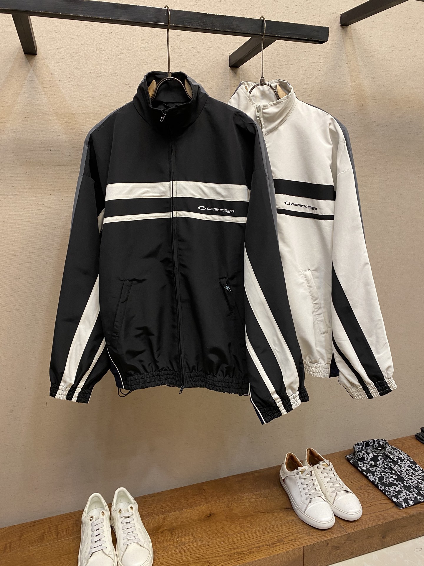 Title: Balenciaga Parisian Colored Jacket Summary Summary: Balenciaga Parisian jacket with three protective layers, high-density embroidery, and exclusive design for wind and sun protection. Sizes: - 图片 3