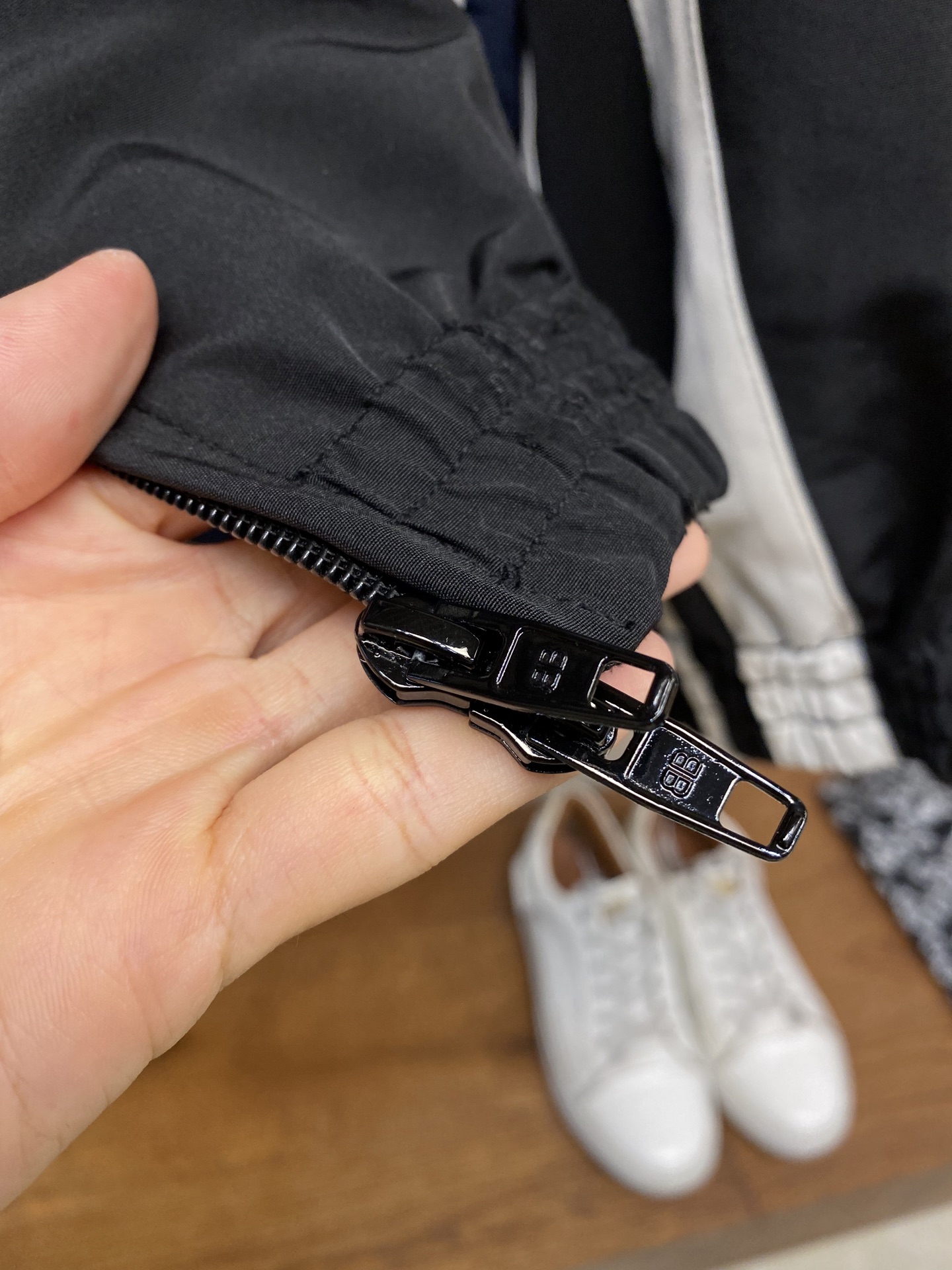 Title: Balenciaga Parisian Colored Jacket Summary Summary: Balenciaga Parisian jacket with three protective layers, high-density embroidery, and exclusive design for wind and sun protection. Sizes: - 图片 6