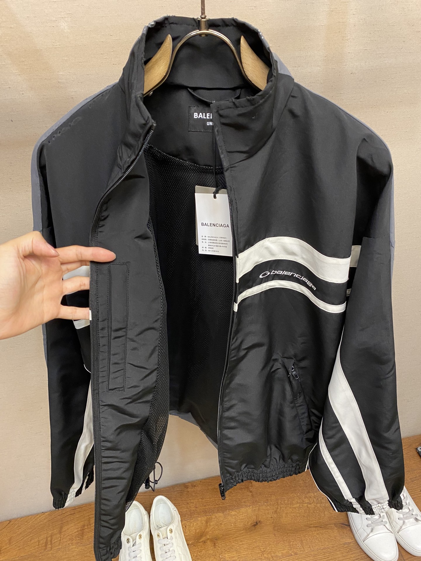 Title: Balenciaga Parisian Colored Jacket Summary Summary: Balenciaga Parisian jacket with three protective layers, high-density embroidery, and exclusive design for wind and sun protection. Sizes: - 图片 9