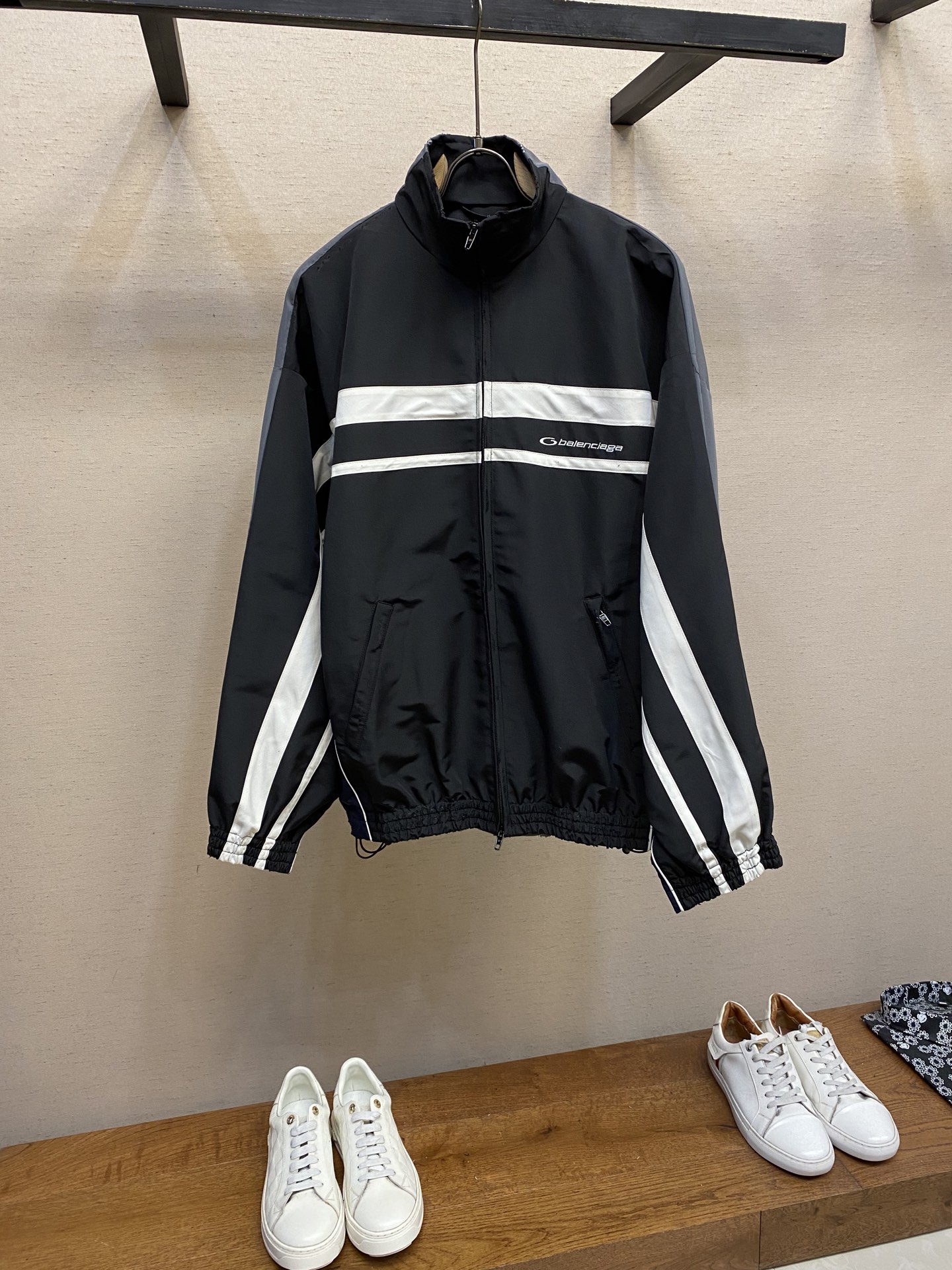 Title: Balenciaga Parisian Colored Jacket Summary Summary: Balenciaga Parisian jacket with three protective layers, high-density embroidery, and exclusive design for wind and sun protection. Sizes: - 图片 1
