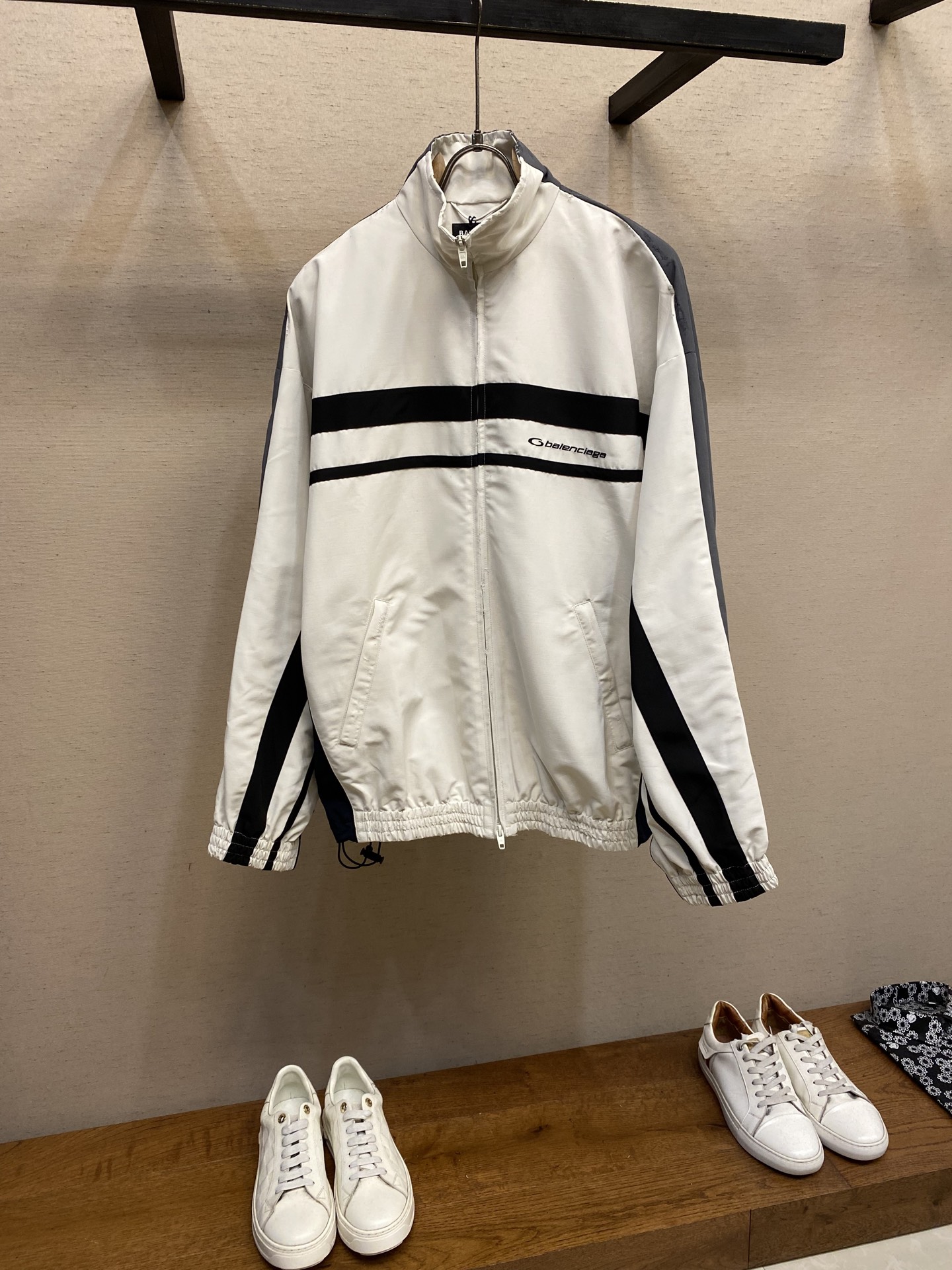 Balenciaga Parisian Colored Jacket: Three-Layer Design for Wind and Sun Protection - 图片 1