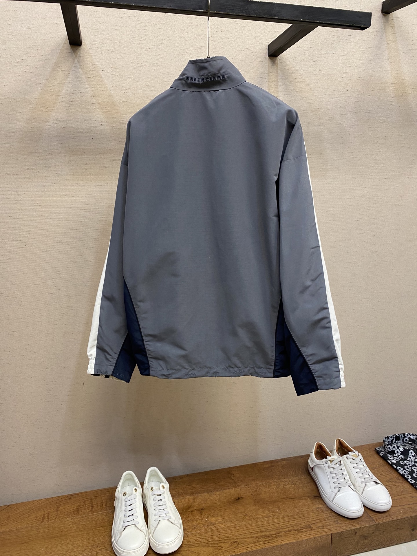 Balenciaga Parisian Colored Jacket: Three-Layer Design for Wind and Sun Protection - 图片 2