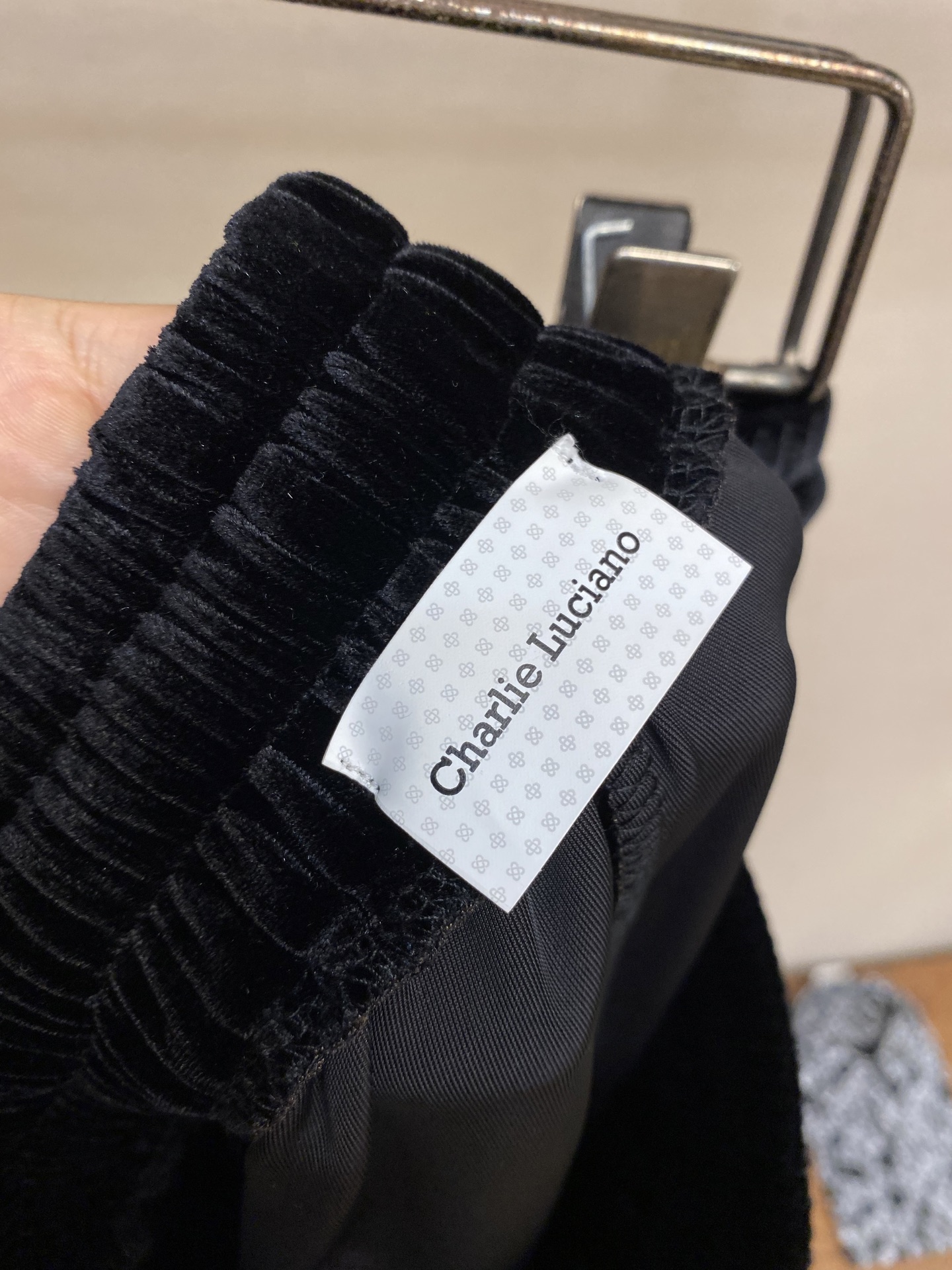 Title: P600 Charlie Luciano 2025 Summer Embroidered Shorts Review Summary: Stylish and comfortable shorts for outdoor activities, designed for fashion and functionality, available in sizes S-XL - 图片 4