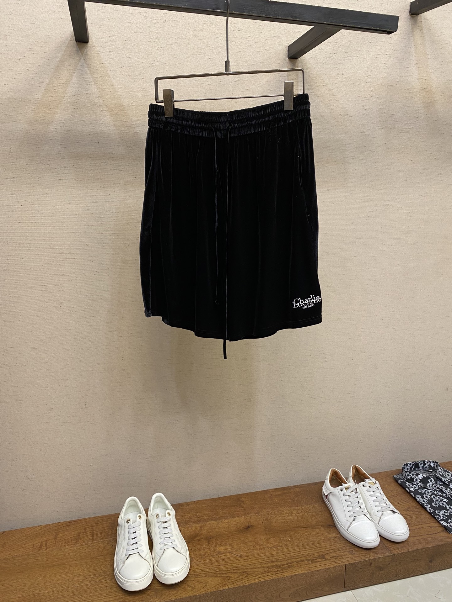 Title: P600 Charlie Luciano 2025 Summer Embroidered Shorts Review Summary: Stylish and comfortable shorts for outdoor activities, designed for fashion and functionality, available in sizes S-XL - 图片 1