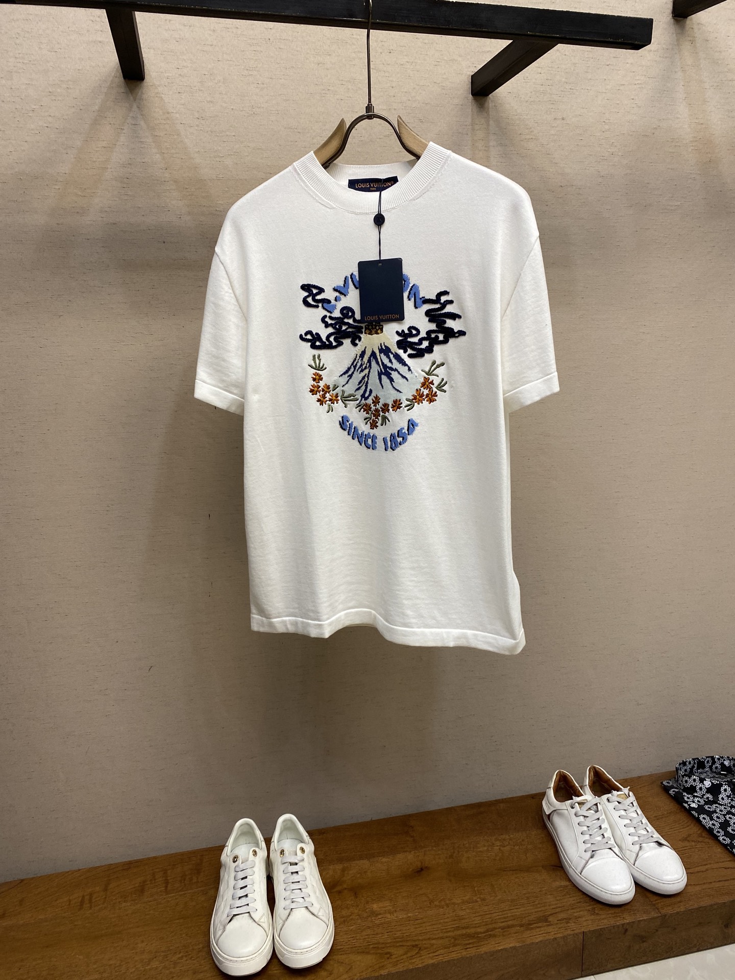 NO:499808,1V nigo co-branded volcanic embroidered knitted short-sleeved T-shirt 2025 autumn and winter show Pharrell William and Nigo danced together. A Monogram handbag appeared at the crater, surrounded by Louis Vuitton elements and cherry blossoms. This picture is presented on the chest of this sweater through inlay and embroidery. Soft cotton cut short-sleeved round neck style, and the same short-sleeved T-shirt for men and women. Size XS-L,,louis vuitton, T-shirt,tees, t-shirt,alexander wang198609091V nigo联名火山刺绣针织短袖T恤衫 2025 秋冬秀场上演 Pharrell William 与 Nigo的共舞之作.火山口出现一只Monogram 手袋,四周环绕着路易威登元素和樱花,这一图景经由嵌花和刺绣工艺,呈现于此款针织衫胸前.柔软棉布裁出短袖圆领版型,男女同款短袖T恤衫. 尺码XS-L,,louis vuitton,T-shirt,tees，t-shirt,alexander wang,Men's clothing