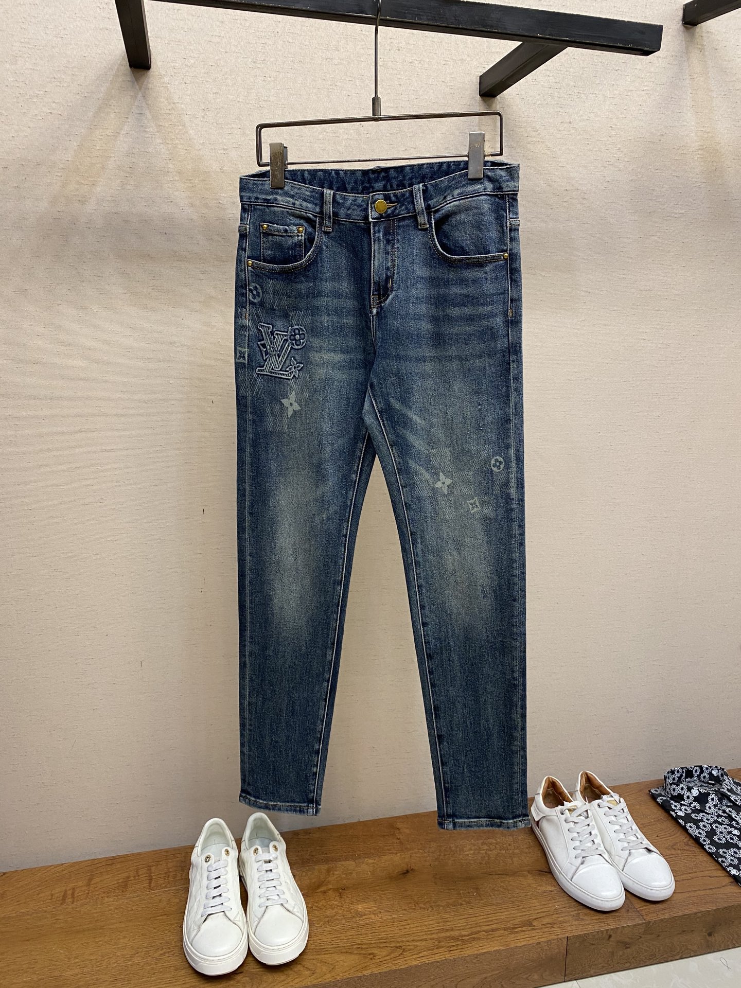Title: P648 Jeans Review: Comfortable, Leg-Modified Fit, Versatile Styling Options Summary: P648 jeans offer comfortable, leg-modified fit in sizes 29-40,