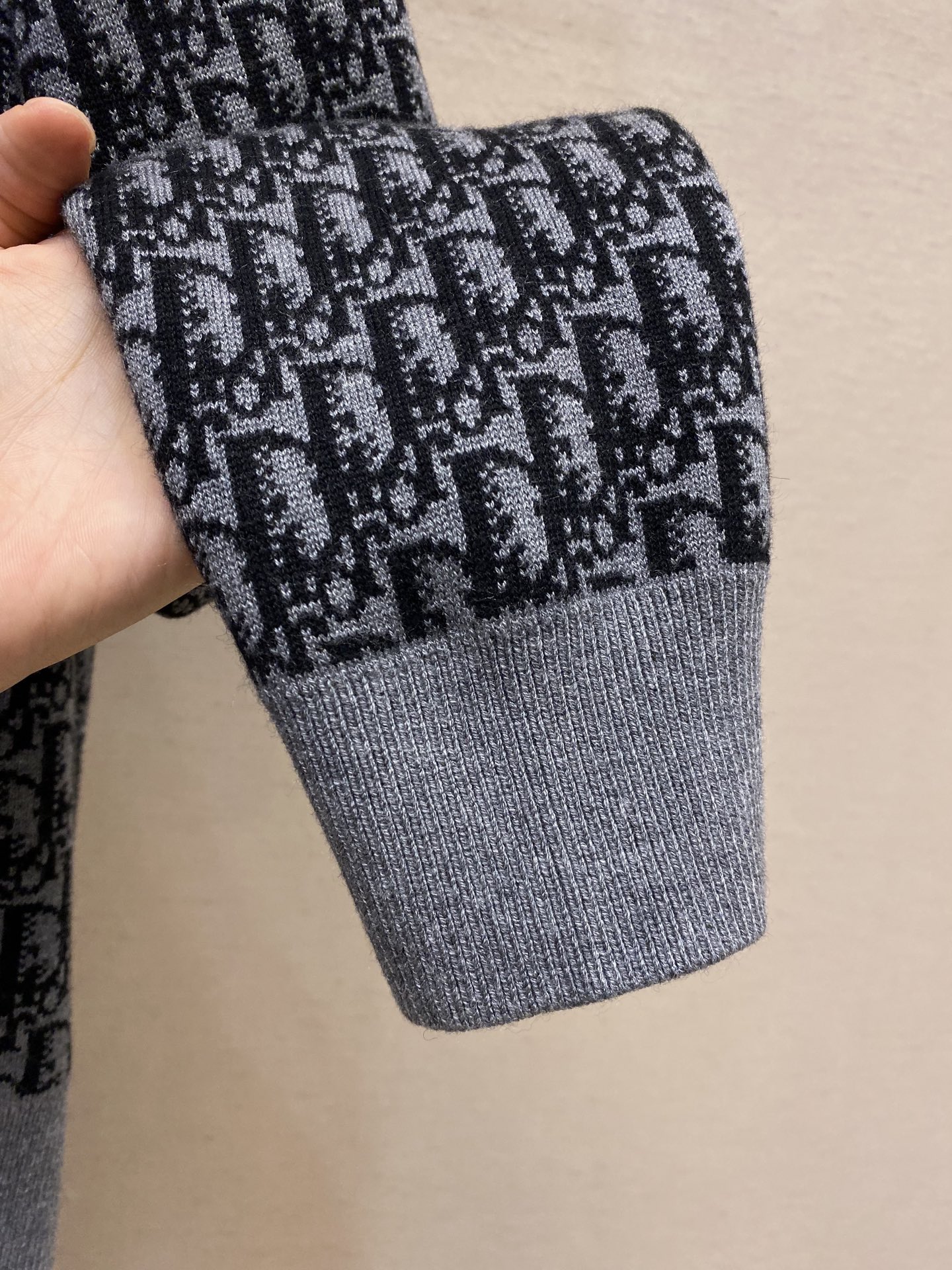 Title: Dior Autumn/Winter Bouquets Collection: Nylon-based fabric in grey and cyanide colors, versatile and timeless design. Sizes S-XL. - 图片 7