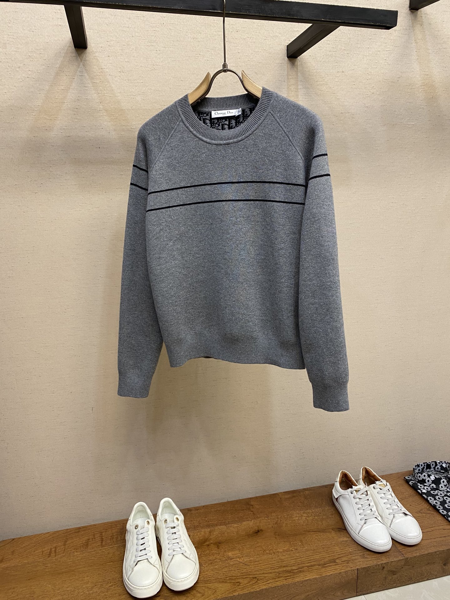 Title: Dior Autumn/Winter Bouquets Collection: Nylon-based fabric in grey and cyanide colors, versatile and timeless design. Sizes S-XL. - 图片 2