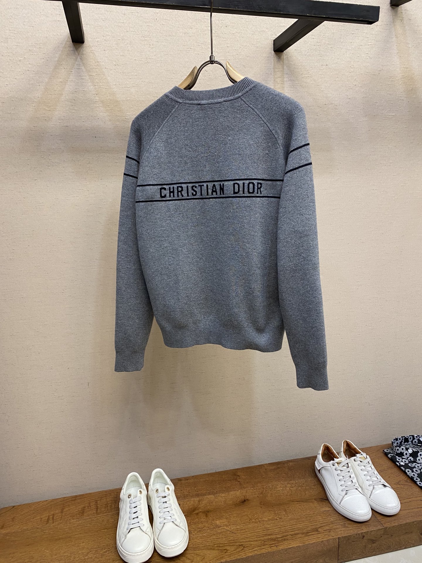 Title: Dior Autumn/Winter Bouquets Collection: Nylon-based fabric in grey and cyanide colors, versatile and timeless design. Sizes S-XL. - 图片 4