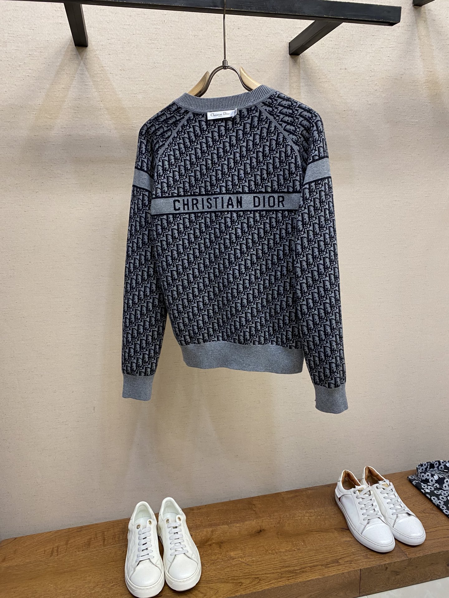 Title: Dior Autumn/Winter Bouquets Collection: Nylon-based fabric in grey and cyanide colors, versatile and timeless design. Sizes S-XL. - 图片 3