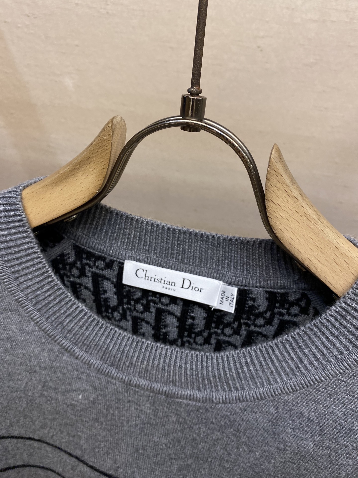 Title: Dior Autumn/Winter Bouquets Collection: Nylon-based fabric in grey and cyanide colors, versatile and timeless design. Sizes S-XL. - 图片 5