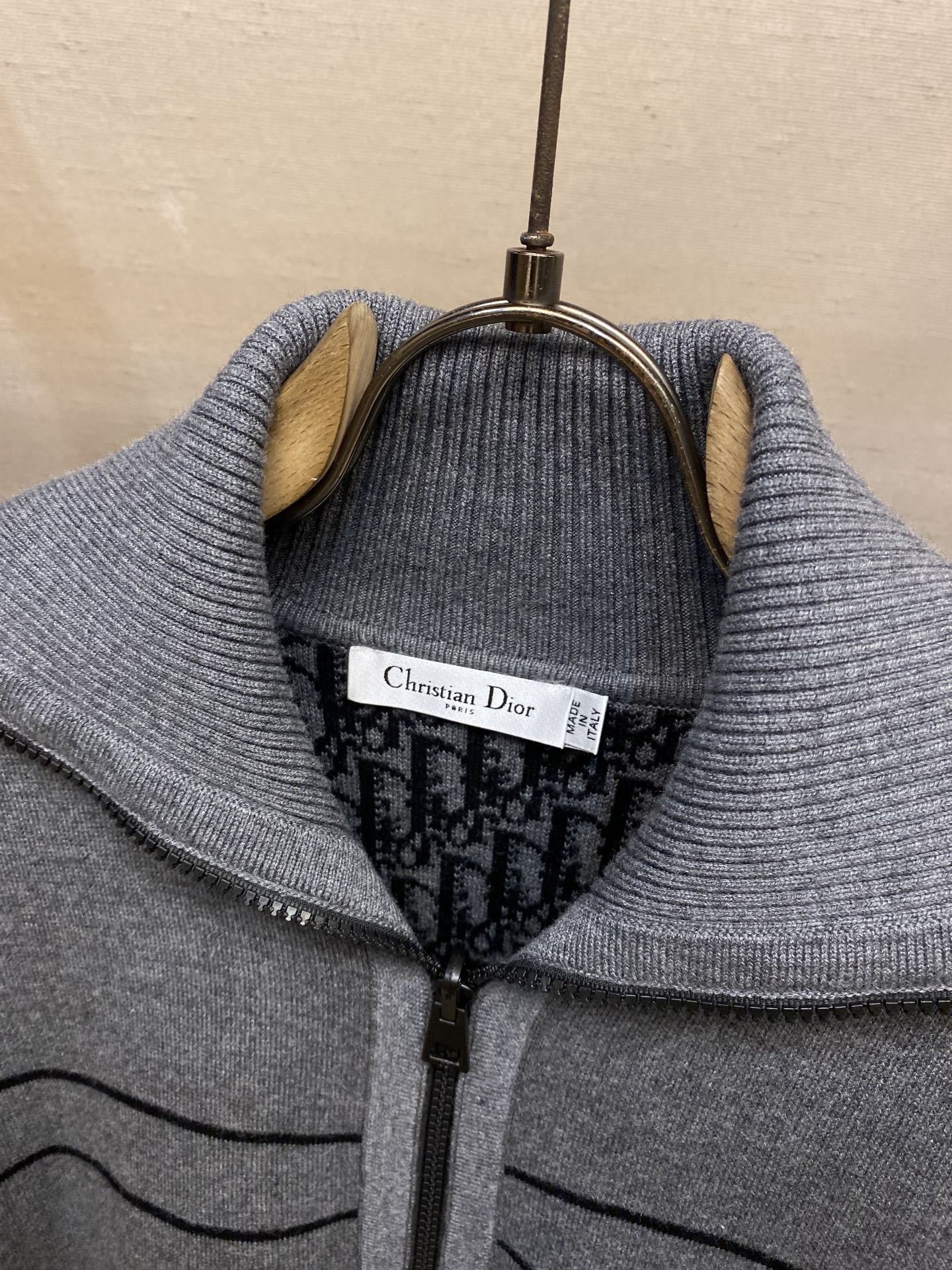 “Dior Women’s Double-Faced Shirt for Autumn and Winter with Letter and Hat Bouquet Design” - 图片 4