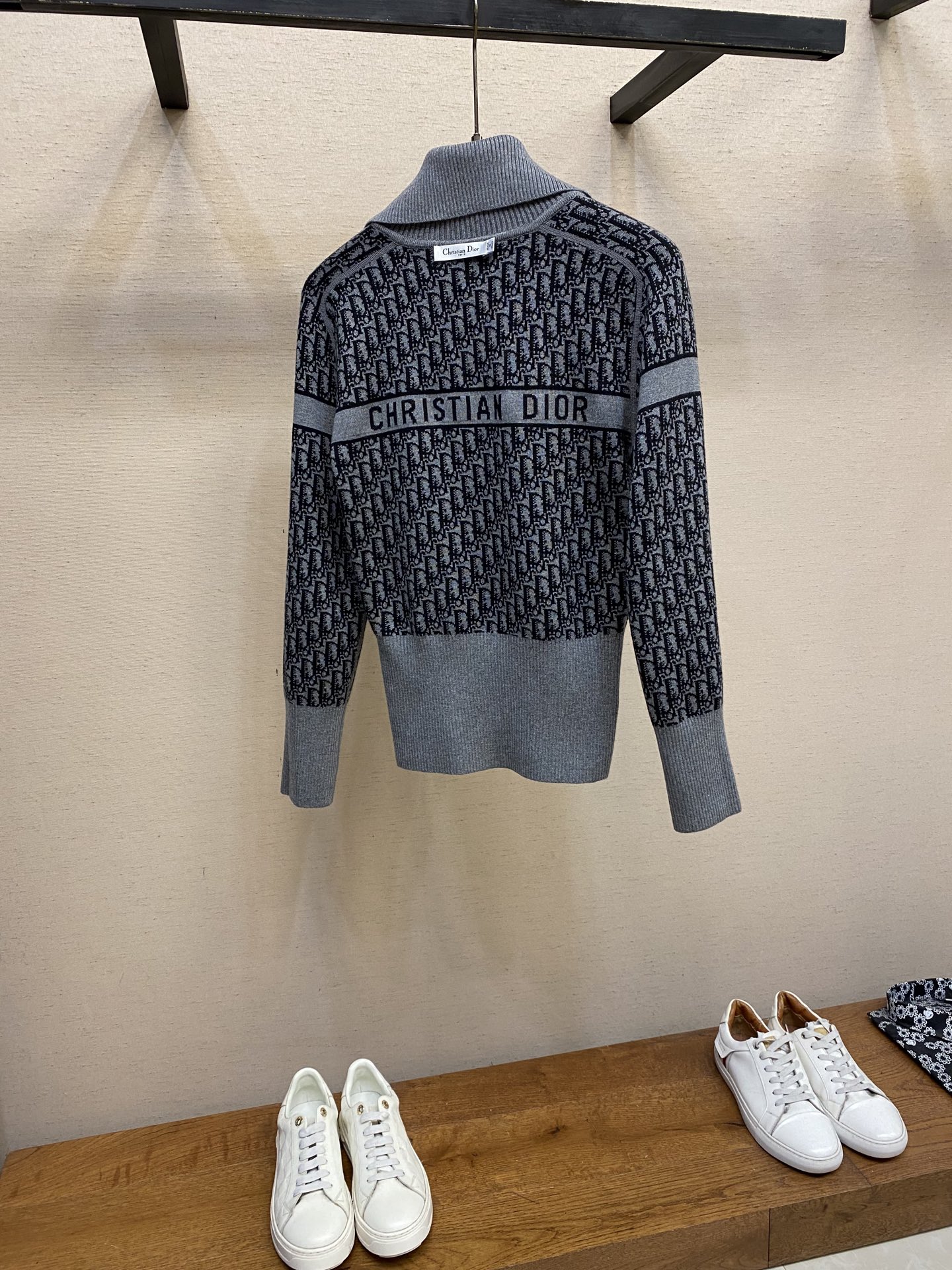 “Dior Women’s Double-Faced Shirt for Autumn and Winter with Letter and Hat Bouquet Design” - 图片 3