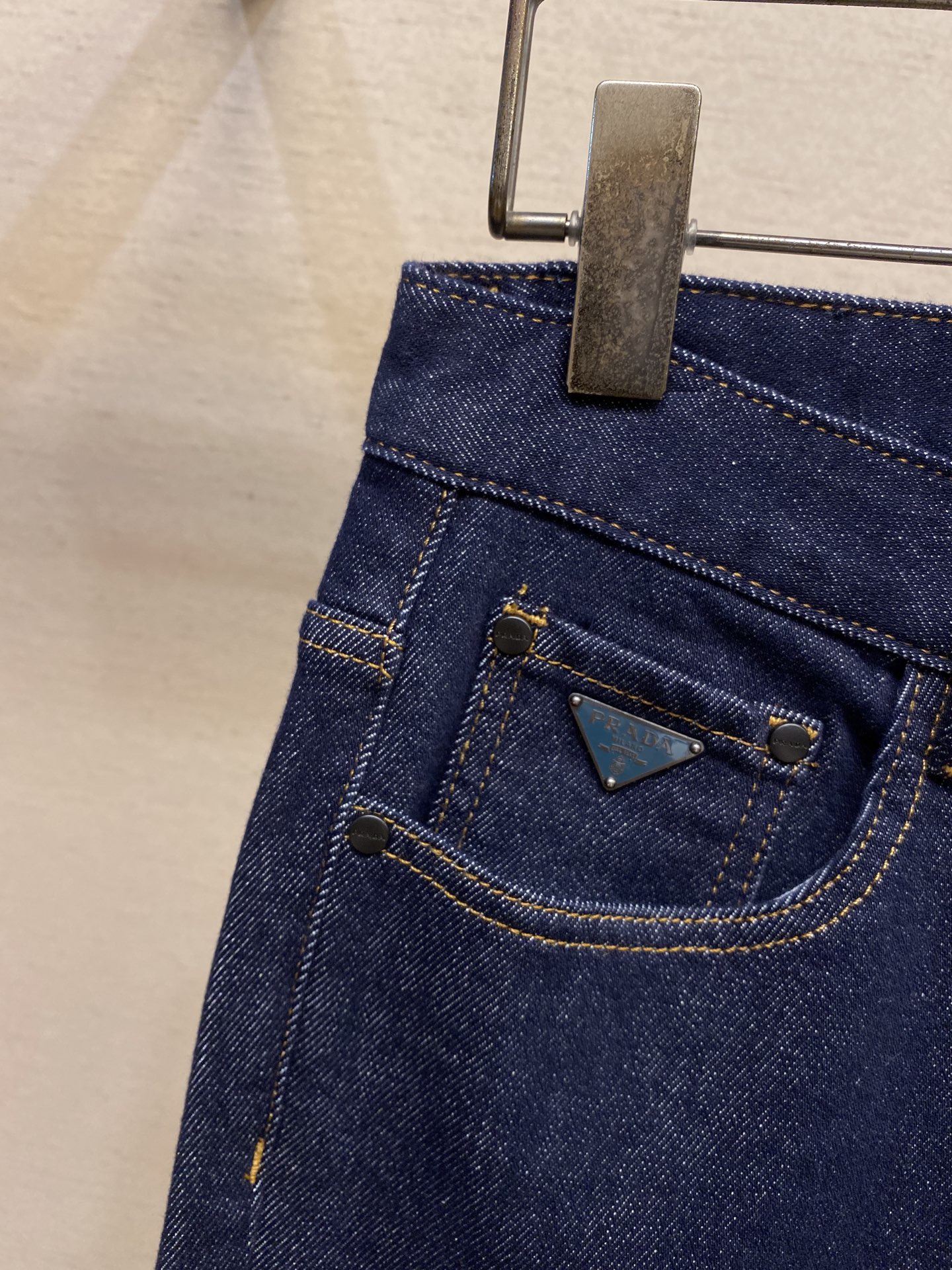 Prada 2025 jeans are versatile, comfortable, and perfect for various styles. Sizes range from 29-40. - 图片 6