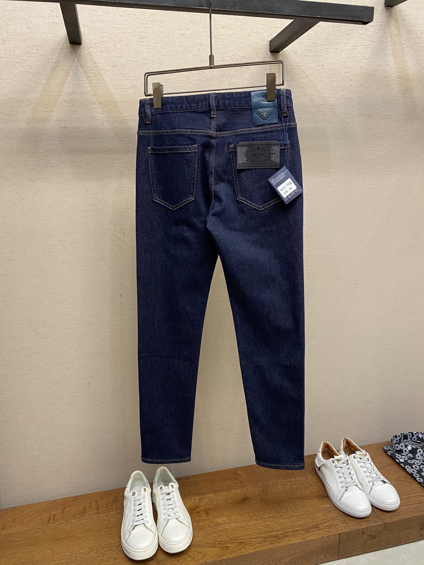 Prada 2025 jeans are versatile, comfortable, and perfect for various styles. Sizes range from 29-40. - 图片 2