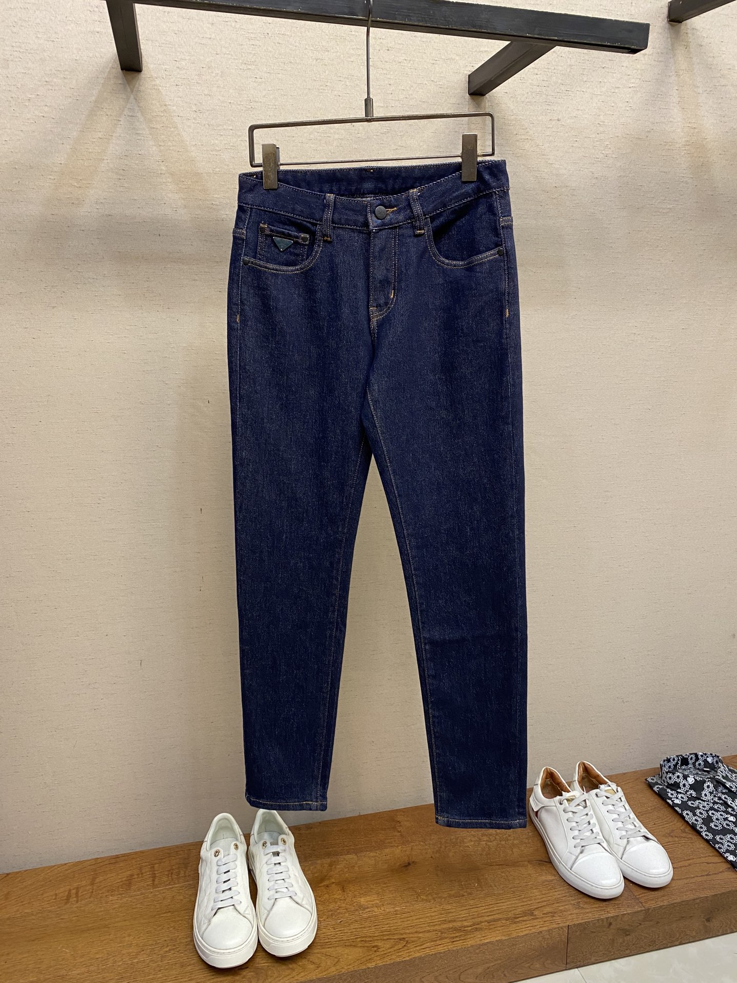 Prada 2025 jeans are versatile, comfortable, and perfect for various styles. Sizes range from 29-40. - 图片 1