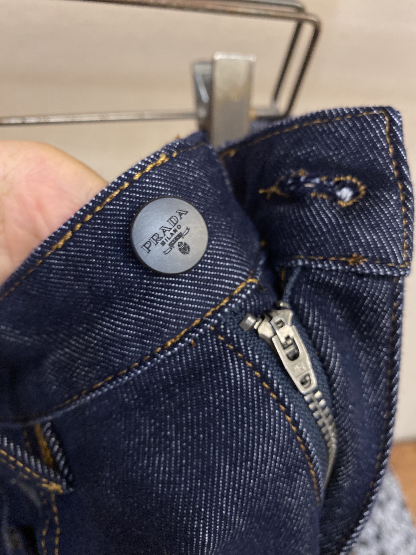 Prada 2025 jeans are versatile, comfortable, and perfect for various styles. Sizes range from 29-40. - 图片 4