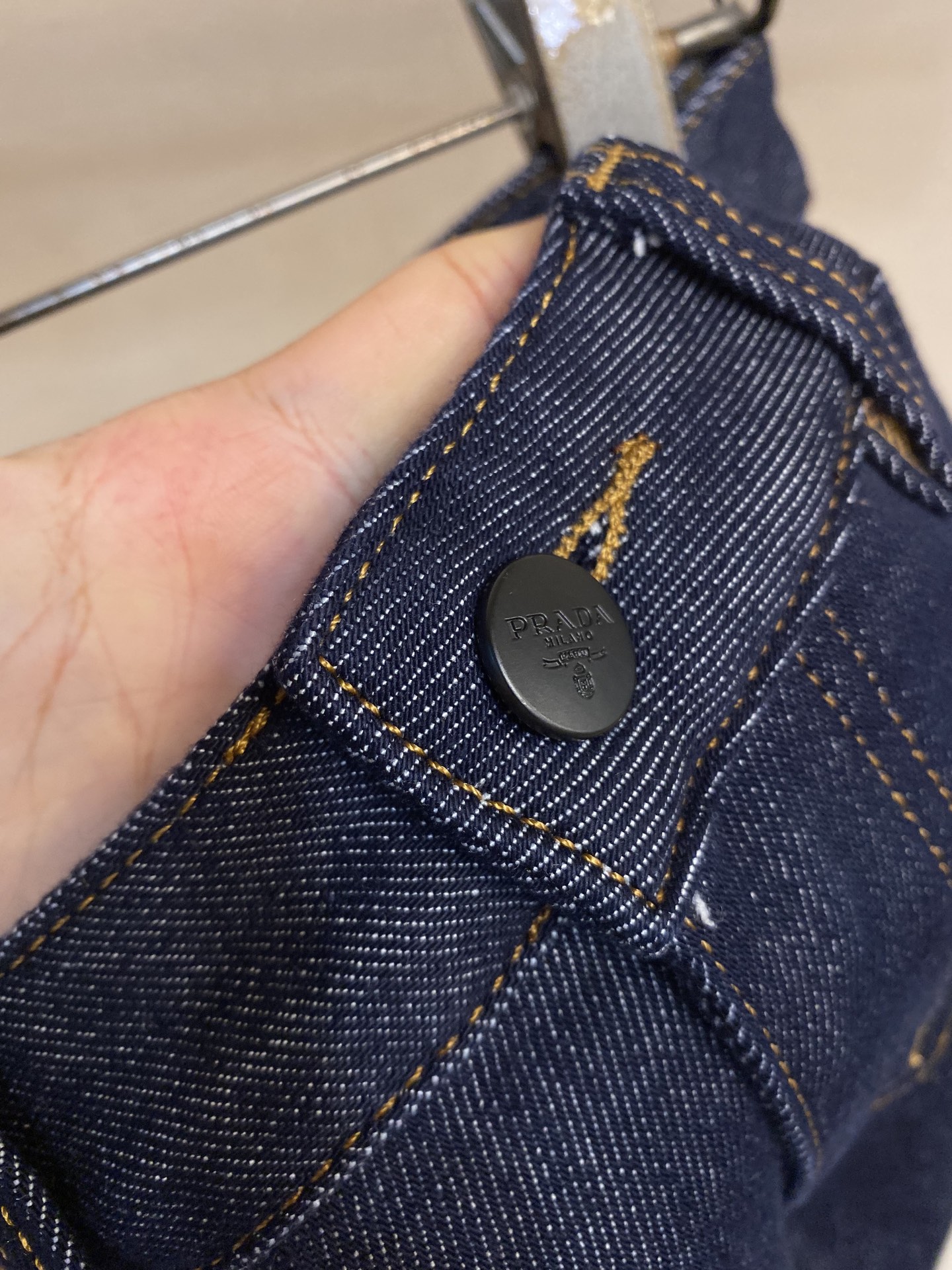 Prada 2025 jeans are versatile, comfortable, and perfect for various styles. Sizes range from 29-40. - 图片 3