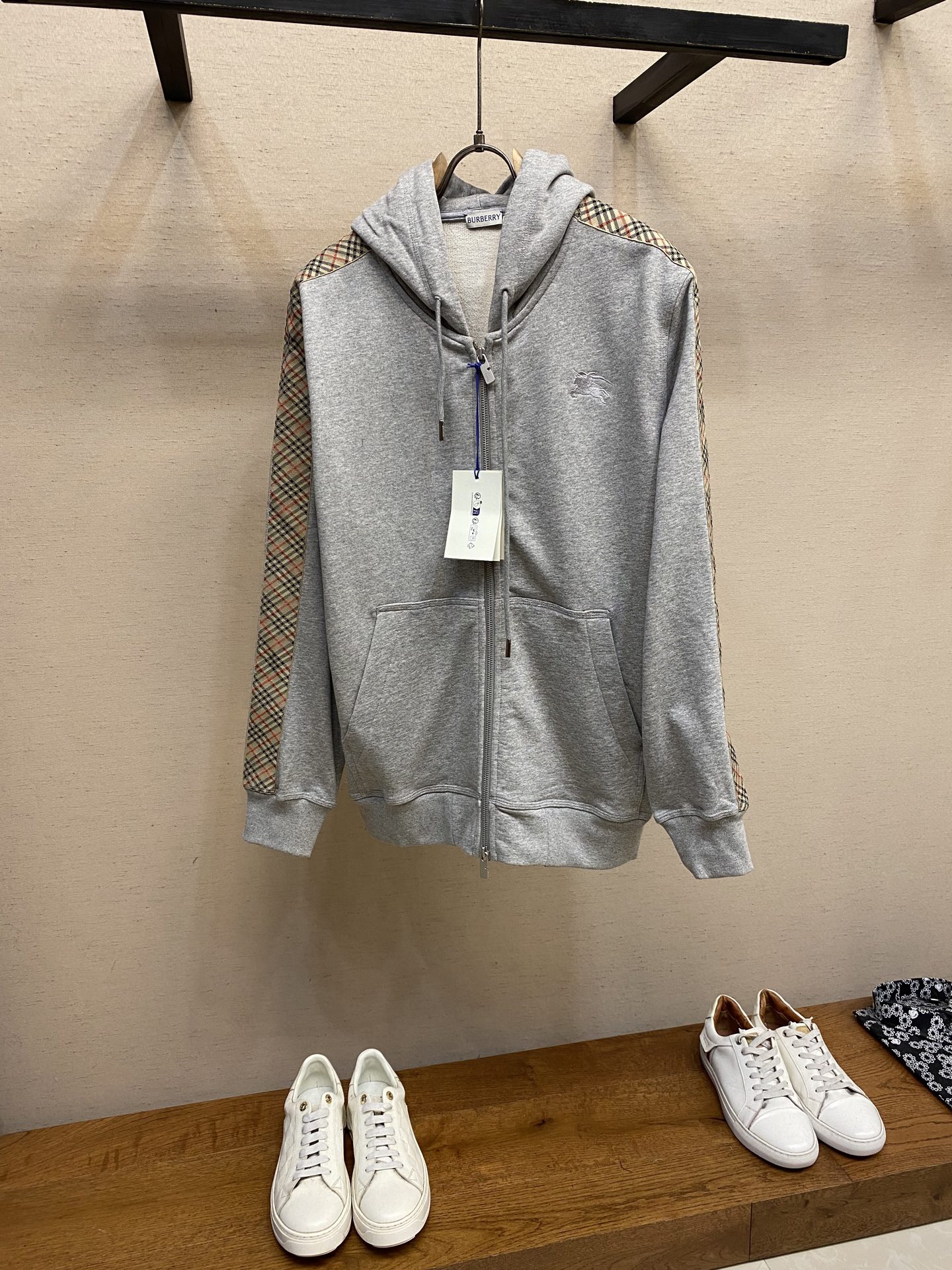 NO:526652,BBR, webbing trim embroidered hooded sweatshirt fabric selection is made of light flip-on cotton fabric, which can achieve internal and external differentiation in single-layer fabric through high-density cotton fibers. The outer plain wet-shaped and wear-resistant, and the inner layer forms short and dense suede through a wool-resistant process. The dense plain wet-shaped structure is resistant to wind and splashing, and the flip-fed face feels skin-friendly. The short wool is electrostatically eliminated to avoid adhesion to the skin. A very small amount of grooved polyester wet-guided wire is embedded in the cotton fiber, which quickly guides sweat from the inner suede to the outer layer through the capillary effect to solve the problem of flip-fed hot. Process 1 By actively intervening in the shrinkage potential of cotton fibers, the fabric has been achieved from easy to change to stable, improving dimensional stability, and not easily deforming or wrinkling. Process 2  The monochrome flat embroidery at the chest controls the coordinated operation of the machine head, needle rod and spool through the high-precision computing system of the computer embroidery machine. The fabric frame moves accurately in the horizontal and vertical directions to form a stitch trajectory, adjust the tension of the upper and lower lines to ensure that the stitch is flat and there is no floating line, forming a fine pattern with an error of ±0.1mm. Size S-XL, hoodie, sweatshirts, hats, alexander wang19860909BBR,织带饰边绣花连帽卫衣 面料选择 选用轻盈翻面绒棉质面料打造而成,通过高密度棉纤维在单层面料中实现内外差异化,外层平纹紧致耐磨,内层通过磨毛工艺形成短密绒面.致密平纹结构抗风放泼溅,磨毛绒面触感亲肤,短绒毛经过静电消除处理,避免粘附皮肤.棉纤维中嵌入极少量沟槽型涤纶导湿丝,通过毛细效应将汗液从内层绒面快速导向外层蒸发,解决翻面绒易闷热的问题 工艺1 通过主动干预棉纤维收缩潜能,实现了面料从易变到稳定的跨越,提升了尺寸稳定性,同时不易变形,褶皱. 工艺2 胸口处单色平绣通过电脑绣花机高精度的计算系统控制机头、针杆、线轴的协同作业,布料框架在水平和垂直方向精准移动,形成针迹轨迹,调整上线和下线张力,确保线迹平整无浮线,形成误差在±0.1mm的精细图案. 尺码S-XL,,hoodie,sweatshirts,hats,alexander wang,Men's clothing