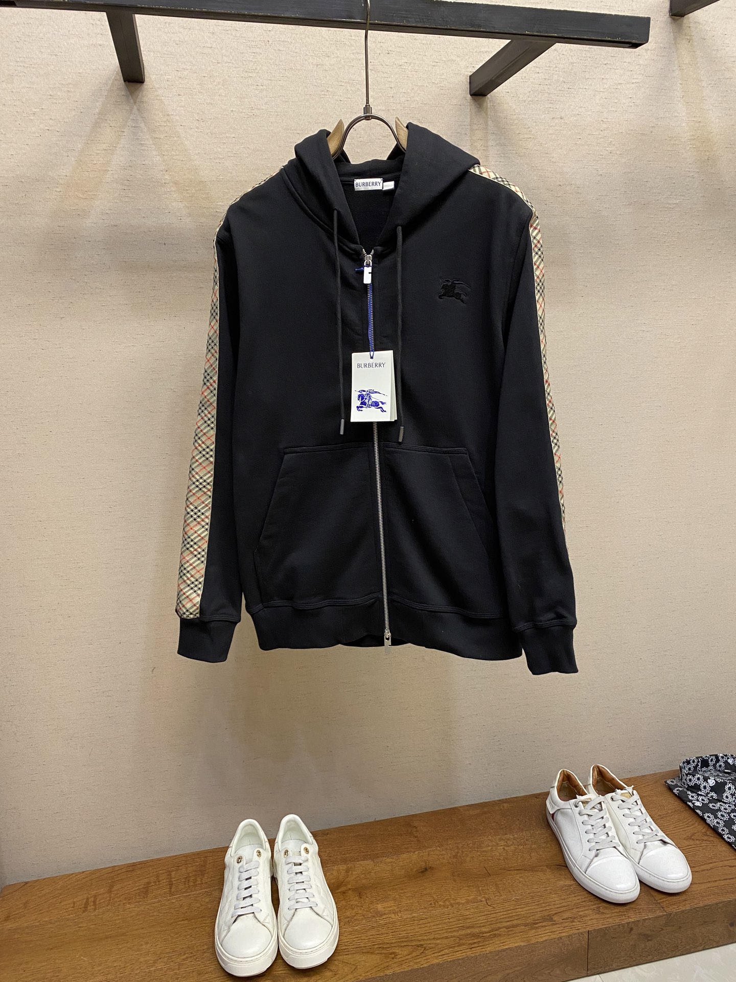 NO:501431,BBR, webbing trim embroidered hooded sweatshirt fabric selection is made of light flip-on cotton fabric, which can achieve internal and external differentiation in single-layer fabric through high-density cotton fibers. The outer plain wet-shaped and wear-resistant, and the inner layer forms short and dense suede through a wool-resistant process. The dense plain wet-shaped structure is resistant to wind and splashing, and the flip-fed face feels skin-friendly. The short wool is electrostatically eliminated to avoid adhesion to the skin. A very small amount of grooved polyester wet-guided wire is embedded in the cotton fiber, which quickly guides sweat from the inner suede to the outer layer through the capillary effect to solve the problem of flip-fed hot. Process 1 By actively intervening in the shrinkage potential of cotton fibers, the fabric has been achieved from easy to change to stable, improving dimensional stability, and not easily deforming or wrinkling. Process 2  The monochrome flat embroidery at the chest controls the coordinated operation of the machine head, needle rod and spool through the high-precision computing system of the computer embroidery machine. The fabric frame moves accurately in the horizontal and vertical directions to form a stitch trajectory, adjust the tension of the upper and lower lines to ensure that the stitch is flat and there is no floating line, forming a fine pattern with an error of ±0.1mm. Size S-XL, hoodie, sweatshirts, hats, alexander wang19860909BBR,织带饰边绣花连帽卫衣 面料选择 选用轻盈翻面绒棉质面料打造而成,通过高密度棉纤维在单层面料中实现内外差异化,外层平纹紧致耐磨,内层通过磨毛工艺形成短密绒面.致密平纹结构抗风放泼溅,磨毛绒面触感亲肤,短绒毛经过静电消除处理,避免粘附皮肤.棉纤维中嵌入极少量沟槽型涤纶导湿丝,通过毛细效应将汗液从内层绒面快速导向外层蒸发,解决翻面绒易闷热的问题 工艺1 通过主动干预棉纤维收缩潜能,实现了面料从易变到稳定的跨越,提升了尺寸稳定性,同时不易变形,褶皱. 工艺2 胸口处单色平绣通过电脑绣花机高精度的计算系统控制机头、针杆、线轴的协同作业,布料框架在水平和垂直方向精准移动,形成针迹轨迹,调整上线和下线张力,确保线迹平整无浮线,形成误差在±0.1mm的精细图案. 尺码S-XL,,hoodie,sweatshirts,hats,alexander wang,Men's clothing