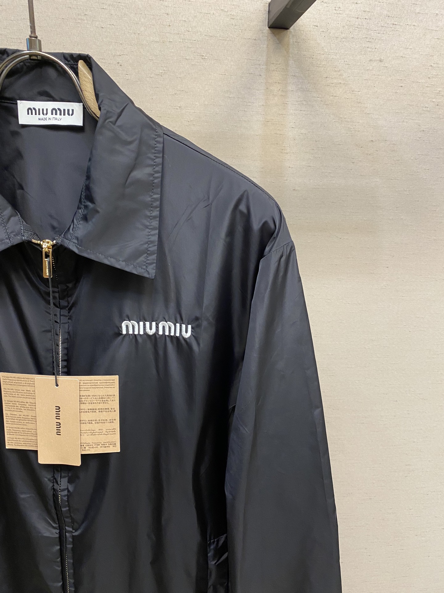 Miu Miu Nylon Jacket: Functional Fabric, Embroidery Logo, Tilted Waist Design, Size S-XL - 图片 4