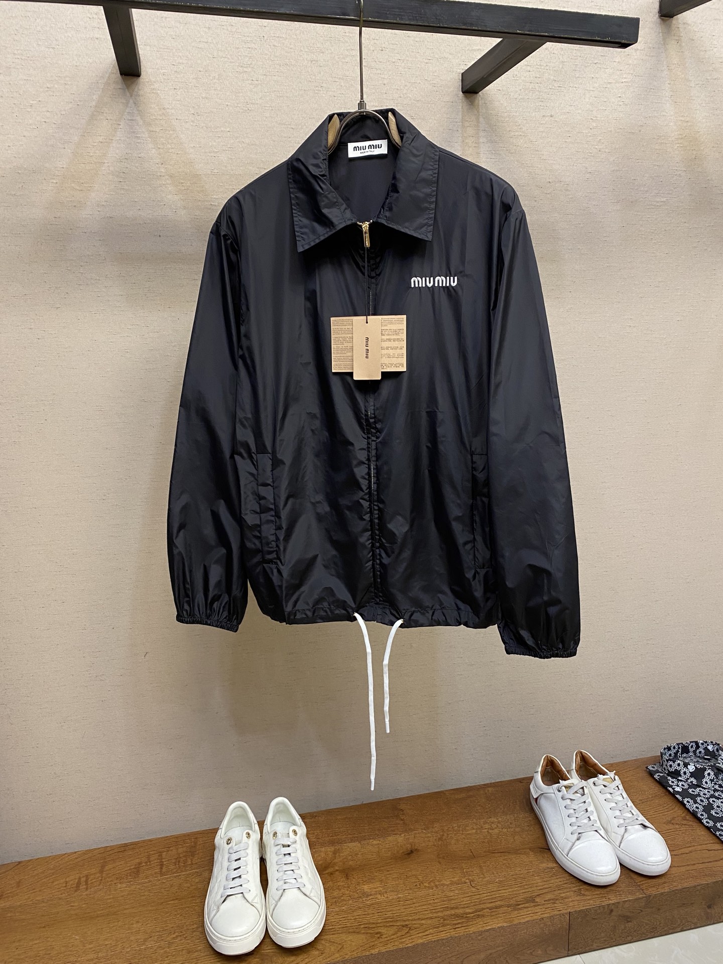 NO:501421,Miu Miu Nylon Jacket Functional fabric material is made of nylon. This fabric is lightweight, wear-resistant, waterproof and wind-proof, which is very suitable for outdoor activities or daily wear. This jacket cleverly combines sports style with simple lines, showing the vitality and freedom of sportswear, and the simplicity of fashionable clothing. Applying shirt lapels on the jacket not only retains the elegant temperament of the shirt, but also adds a sense of layering to the jacket. It makes the jacket suitable for wearing formal wear and showing a capable professional image; it can also be matched with casual wear to create a casual and comfortable atmosphere. Embroidered logo decoration Embroidered logos as embellishments not only highlight the brand's unique identity, but also adds the texture and layering of the jacket. Using Tajima embroidery machine restores the fineness of the logo. Girdle design  The waist design can adjust the tightness according to the personal figure, showing the wearer's body curve, which is both practical and beautiful. Size S-XL, miumiu, jackets & coats,shirts,alexander wang19860909Miu Miu 尼龙夹克 功能性织物材质 选用尼龙材质,这种面料具有轻便、耐磨、防水防风等特点,非常适合户外活动或日常穿着. 这款夹克巧妙地将运动风格与简洁线条相结合,既展现了运动服饰的活力与自由,又不失时尚服饰的简洁大方. 将衬衫翻领应用于夹克上,既保留了衬衫的优雅气质,又为夹克增添了层次感.使得夹克既适合搭配正装穿着,展现出干练的职业形象；也能与休闲装搭配,营造出随性、自在的氛围. 刺绣徽标装饰 刺绣徽标作为点缀,既彰显了品牌的独特身份,又增加了夹克的质感和层次感. 采用田岛刺绣机 还原了徽标精细程度 束腰设计 束腰设计可以根据个人身材调节松紧度,展现出穿着者的身形曲线,既实用又美观. 尺码S-XL,,miumiu,jackets & coats,shirts,alexander wang,Men's clothing