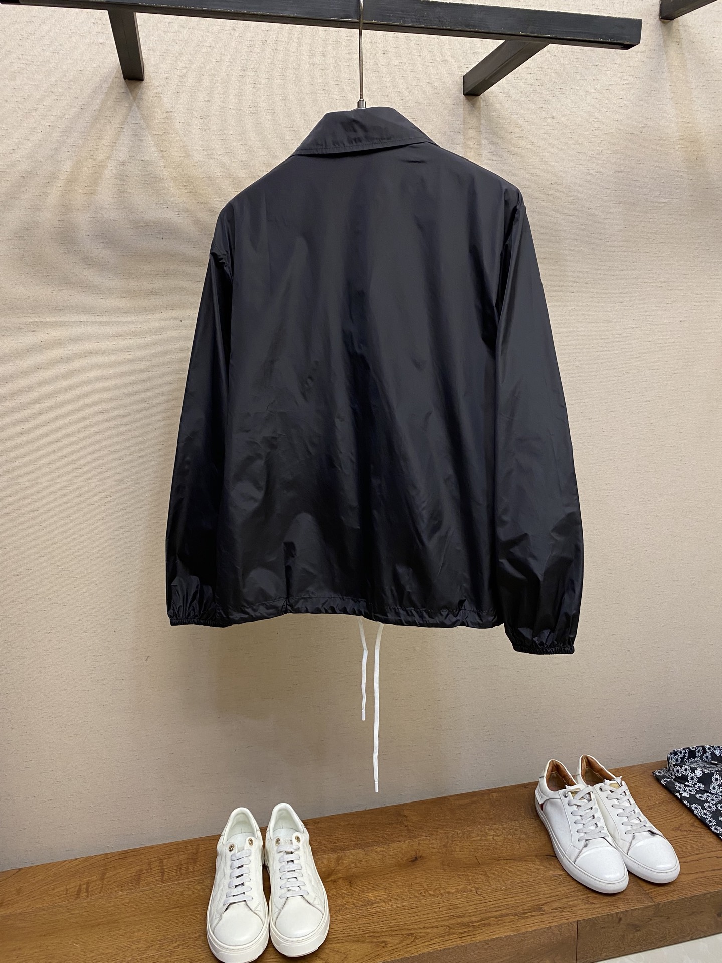 Miu Miu Nylon Jacket: Functional Fabric, Embroidery Logo, Tilted Waist Design, Size S-XL - 图片 2