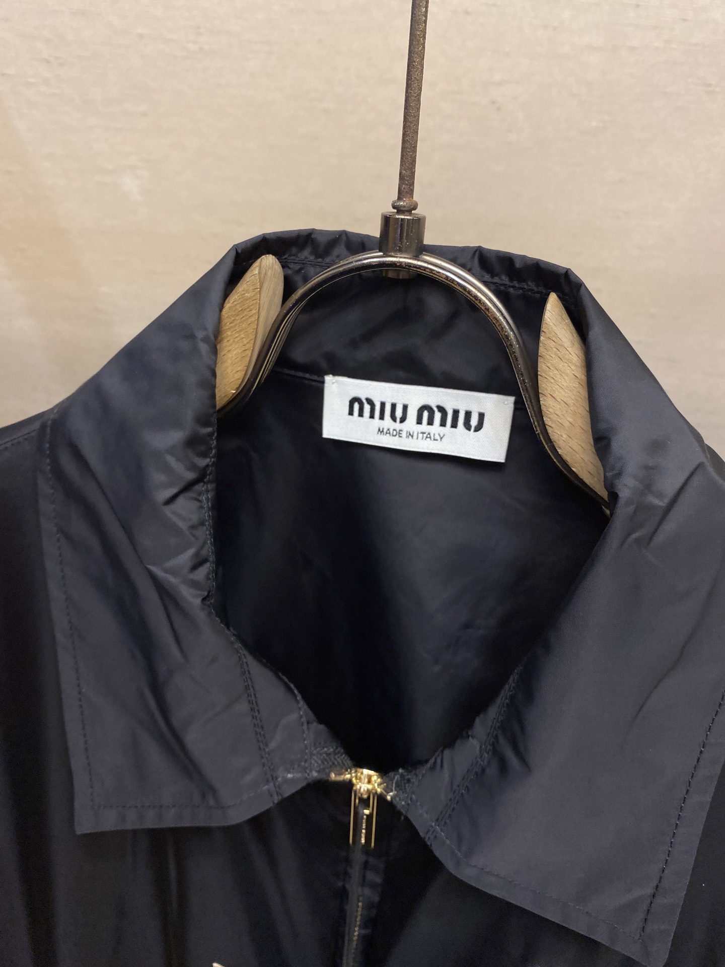 Miu Miu Nylon Jacket: Functional Fabric, Embroidery Logo, Tilted Waist Design, Size S-XL - 图片 3
