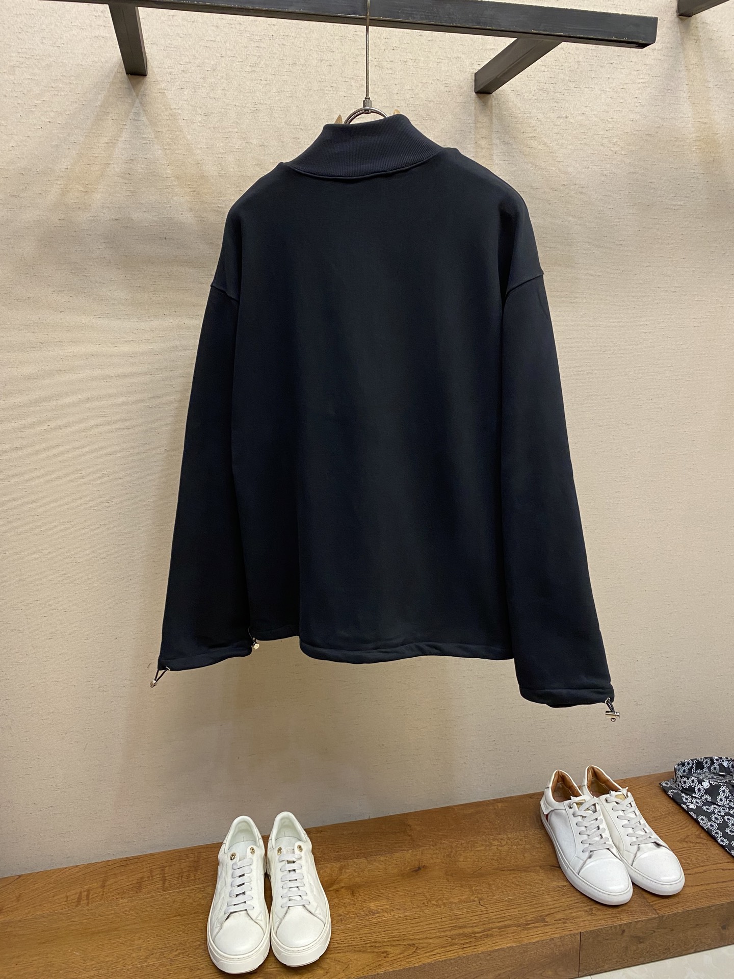 Title: Miu Miu Embroidered High-Collar Vest Description & Fabric Summary Summary: Miu Miu vest features embroidery, oversized fit, high collar, cotton fabric with different thread units - 图片 2