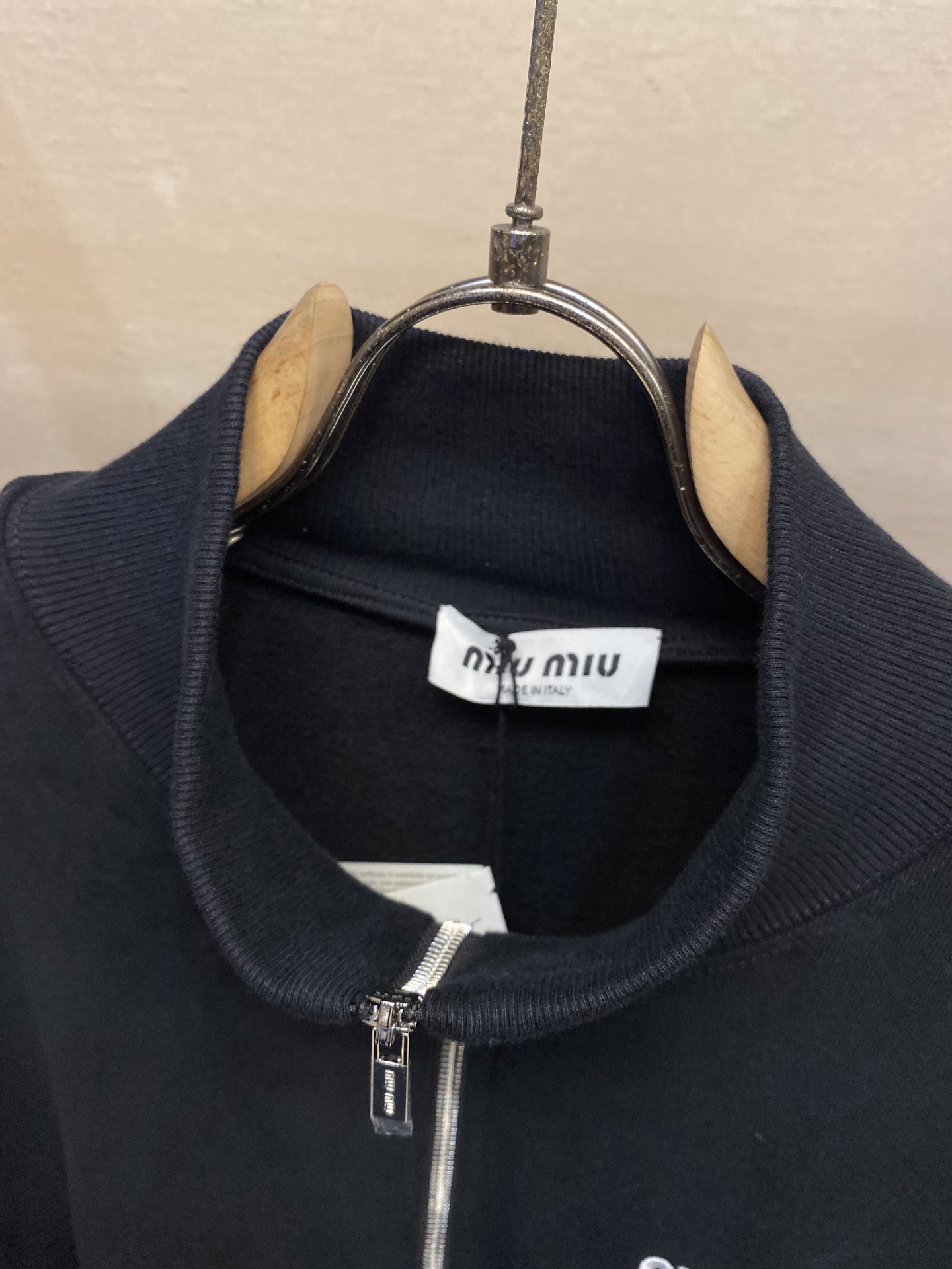 Title: Miu Miu Embroidered High-Collar Vest Description & Fabric Summary Summary: Miu Miu vest features embroidery, oversized fit, high collar, cotton fabric with different thread units - 图片 3