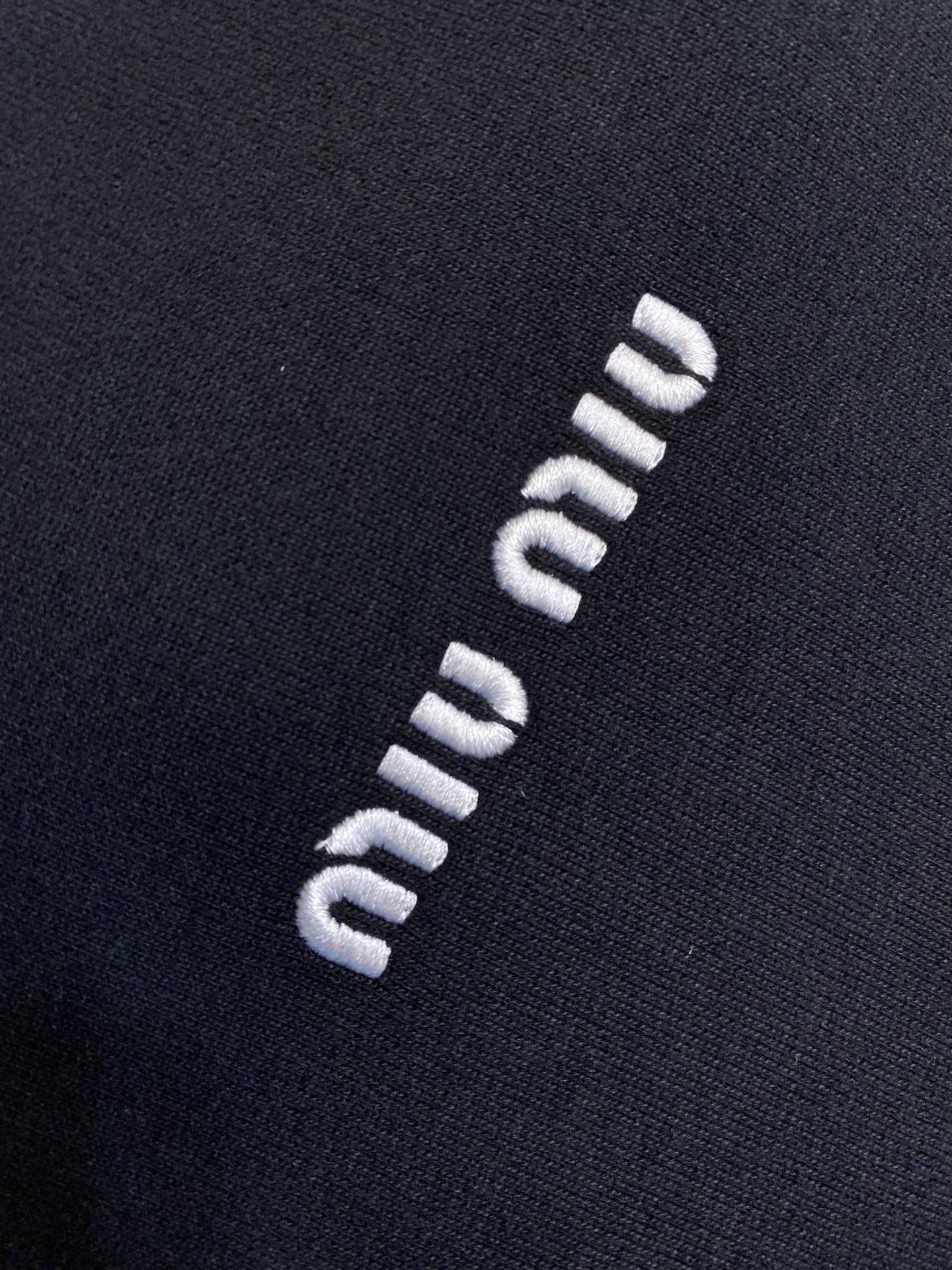 Title: Miu Miu Embroidered High-Collar Vest Description & Fabric Summary Summary: Miu Miu vest features embroidery, oversized fit, high collar, cotton fabric with different thread units - 图片 5