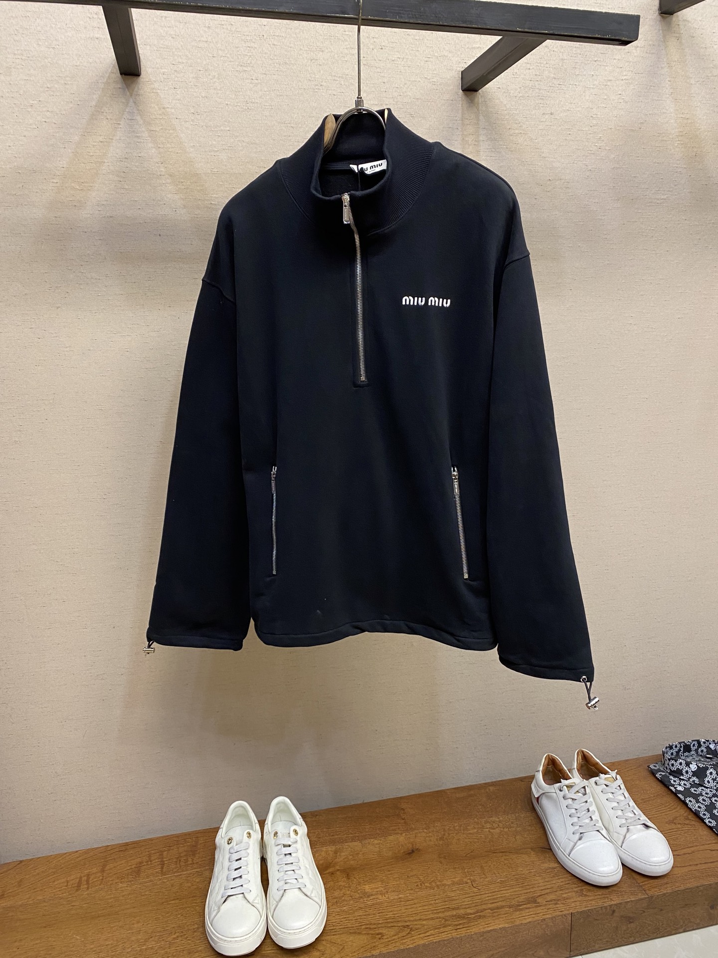 Title: Miu Miu Embroidered High-Collar Vest Description & Fabric Summary Summary: Miu Miu vest features embroidery, oversized fit, high collar, cotton fabric with different thread units - 图片 1