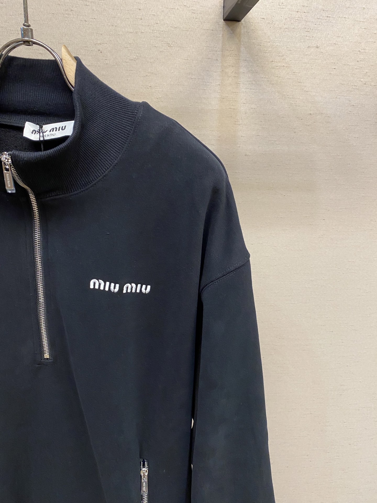 Title: Miu Miu Embroidered High-Collar Vest Description & Fabric Summary Summary: Miu Miu vest features embroidery, oversized fit, high collar, cotton fabric with different thread units - 图片 4