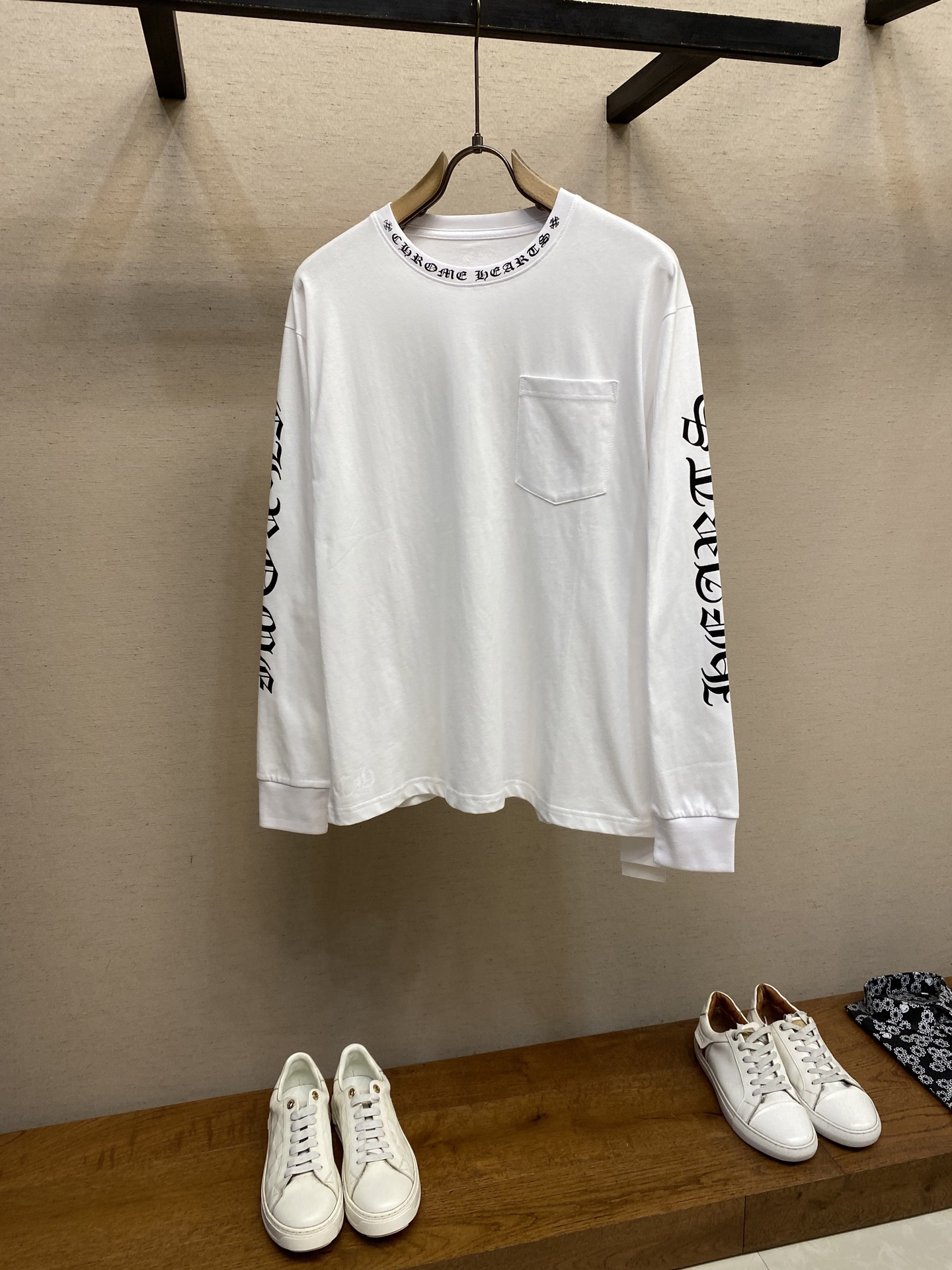Title: P576 Cherome Heart CH Crocson Sanskrit Letter Welfare T-shirt Summary Summary: Unisex long-sleeve T-shirts with Sanskrit letter print, made of high-quality cotton