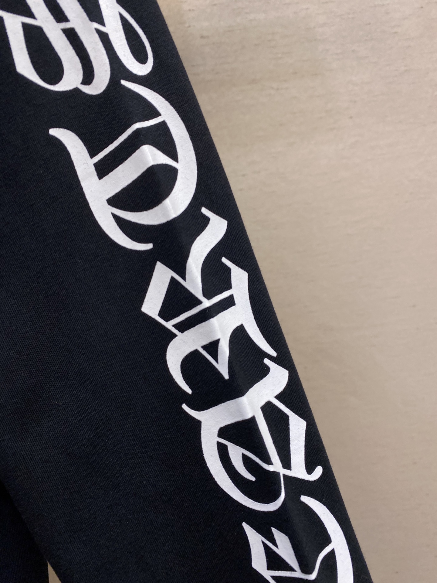Sanskrit Letter-Printed Long-Sleeve T-Shirts for Men and Women: Cherome Heart CH Crocson Design and Quality Details - 图片 6