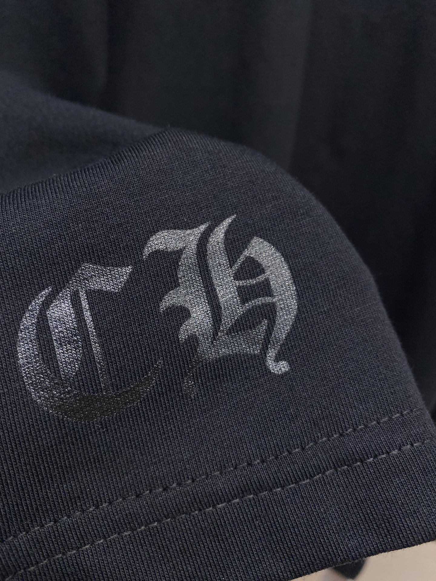 Sanskrit Letter-Printed Long-Sleeve T-Shirts for Men and Women: Cherome Heart CH Crocson Design and Quality Details - 图片 7