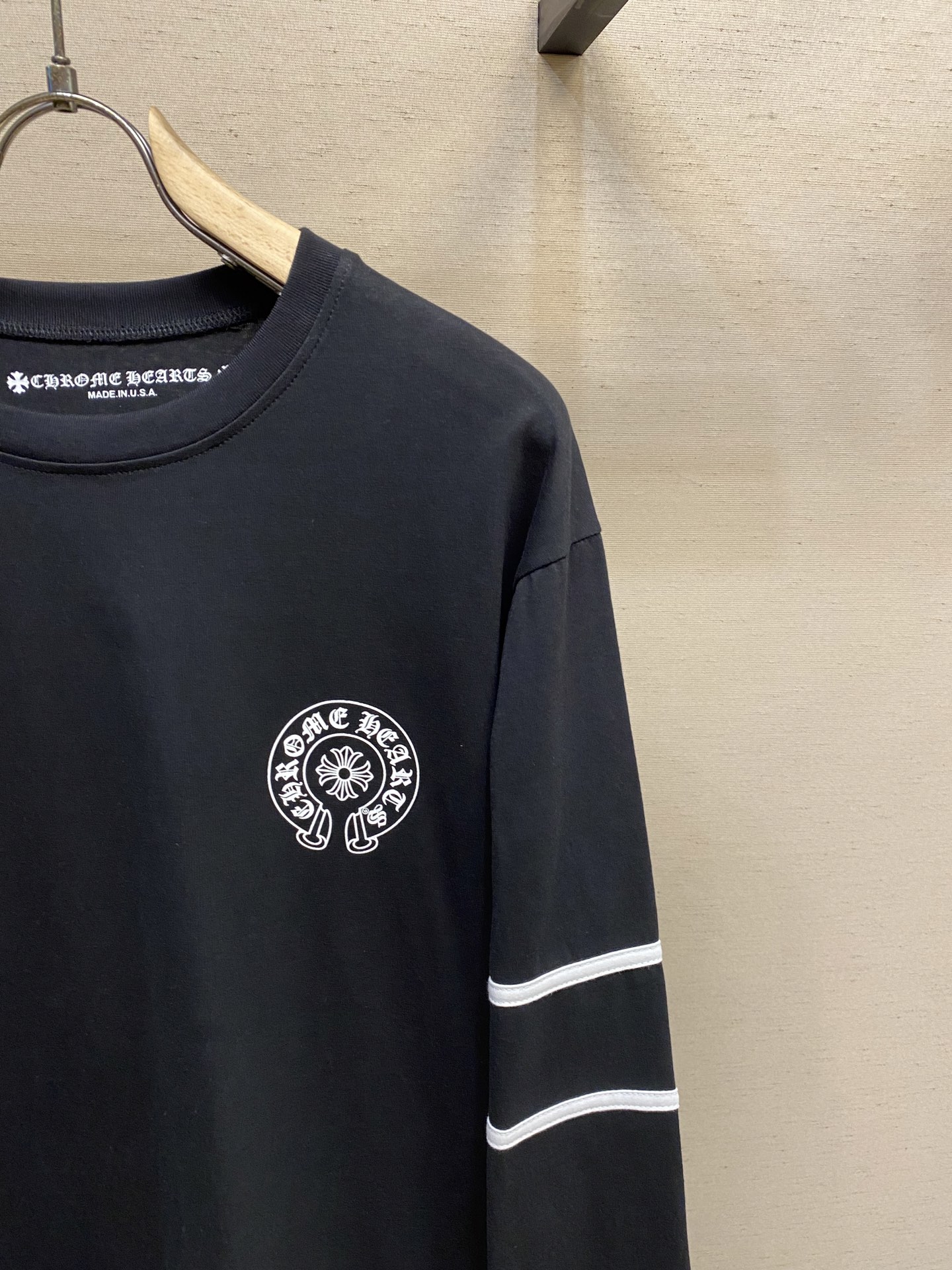 “Crozen 33 Long Sleeve T-Shirt in Cherome Heart: High-Density Cotton, Logo, Comfortable Fit, Oversize – Sizes S, M, L” - 图片 4