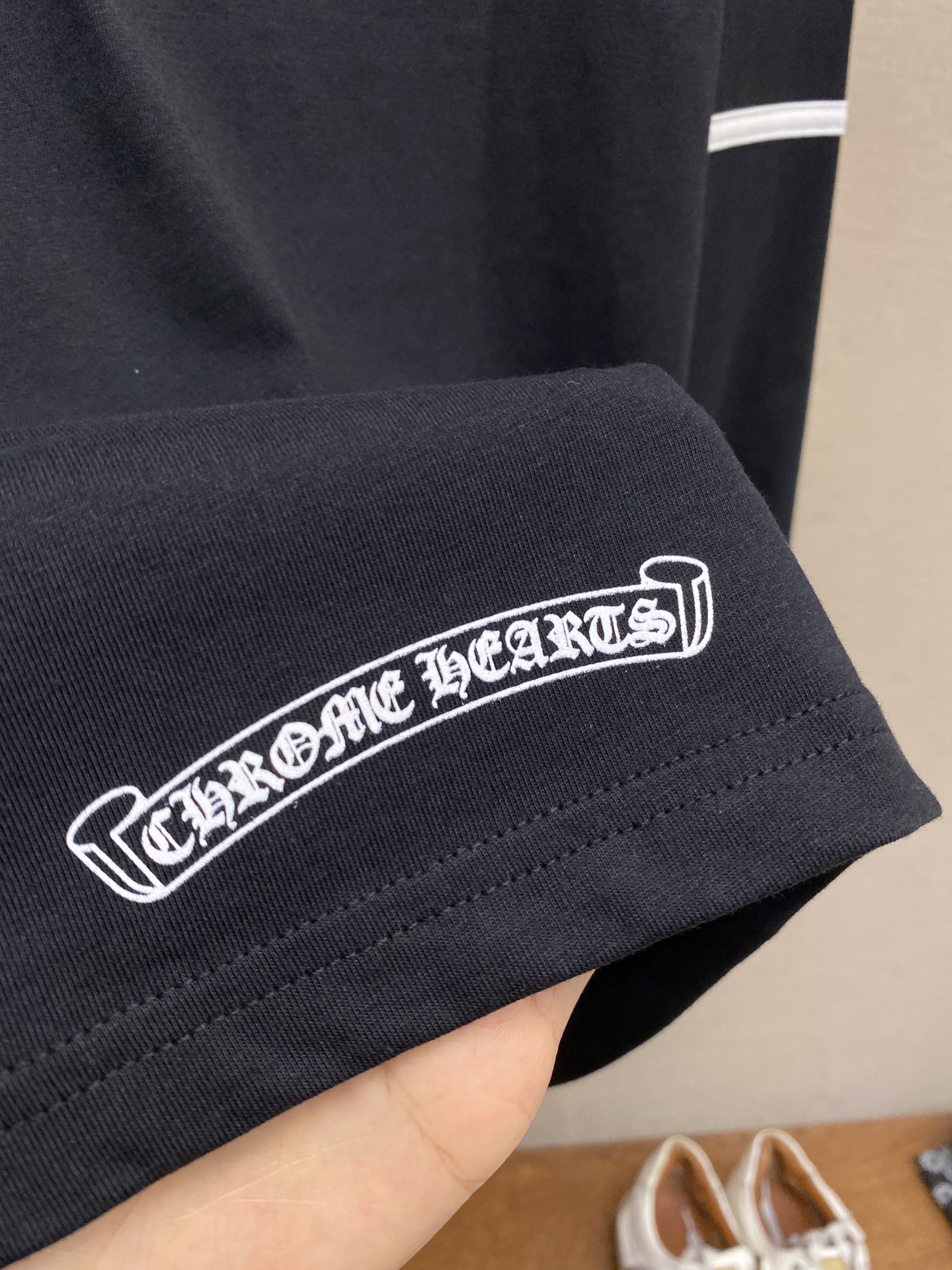 “Crozen 33 Long Sleeve T-Shirt in Cherome Heart: High-Density Cotton, Logo, Comfortable Fit, Oversize – Sizes S, M, L” - 图片 9