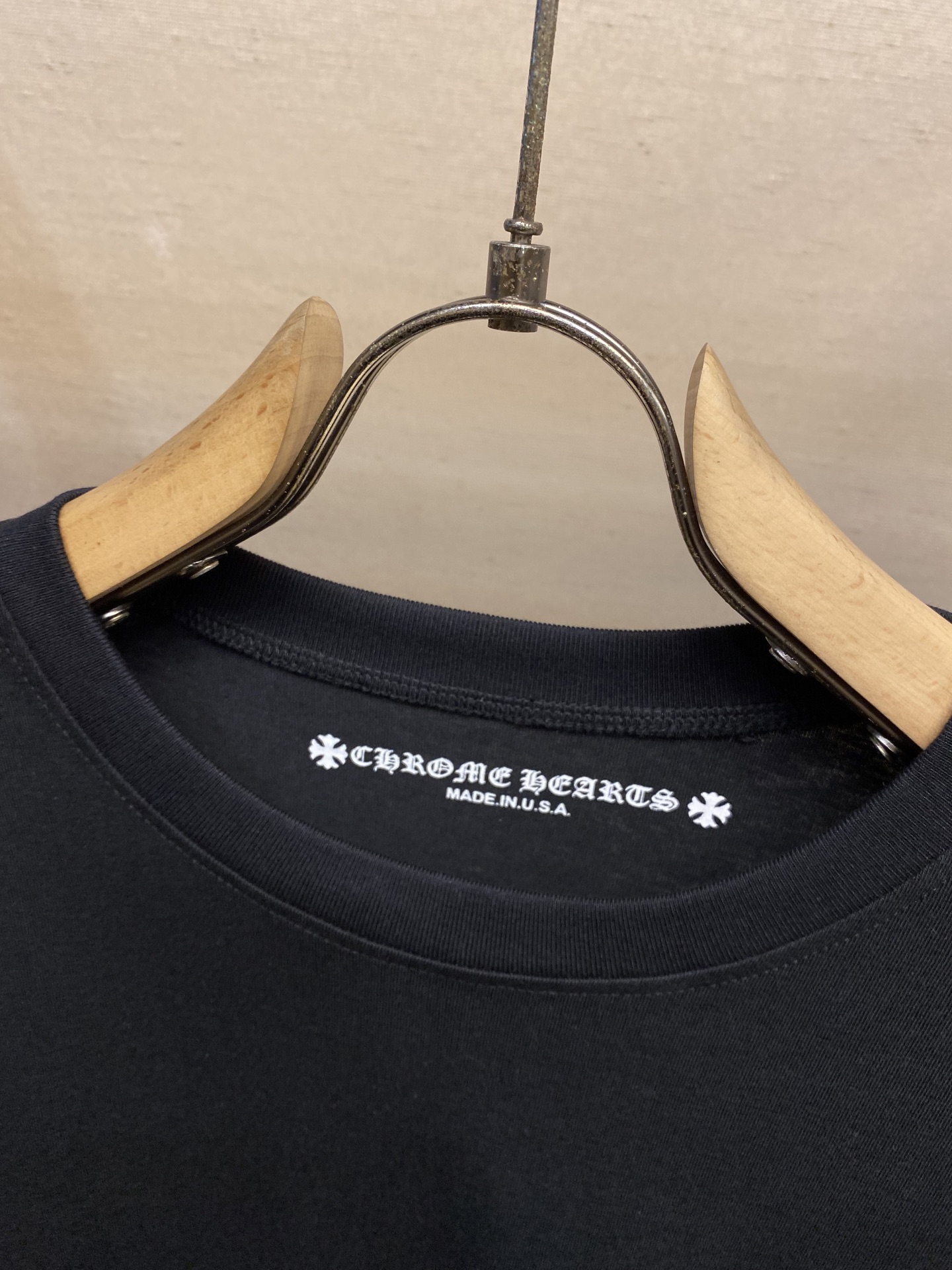 “Crozen 33 Long Sleeve T-Shirt in Cherome Heart: High-Density Cotton, Logo, Comfortable Fit, Oversize – Sizes S, M, L” - 图片 3