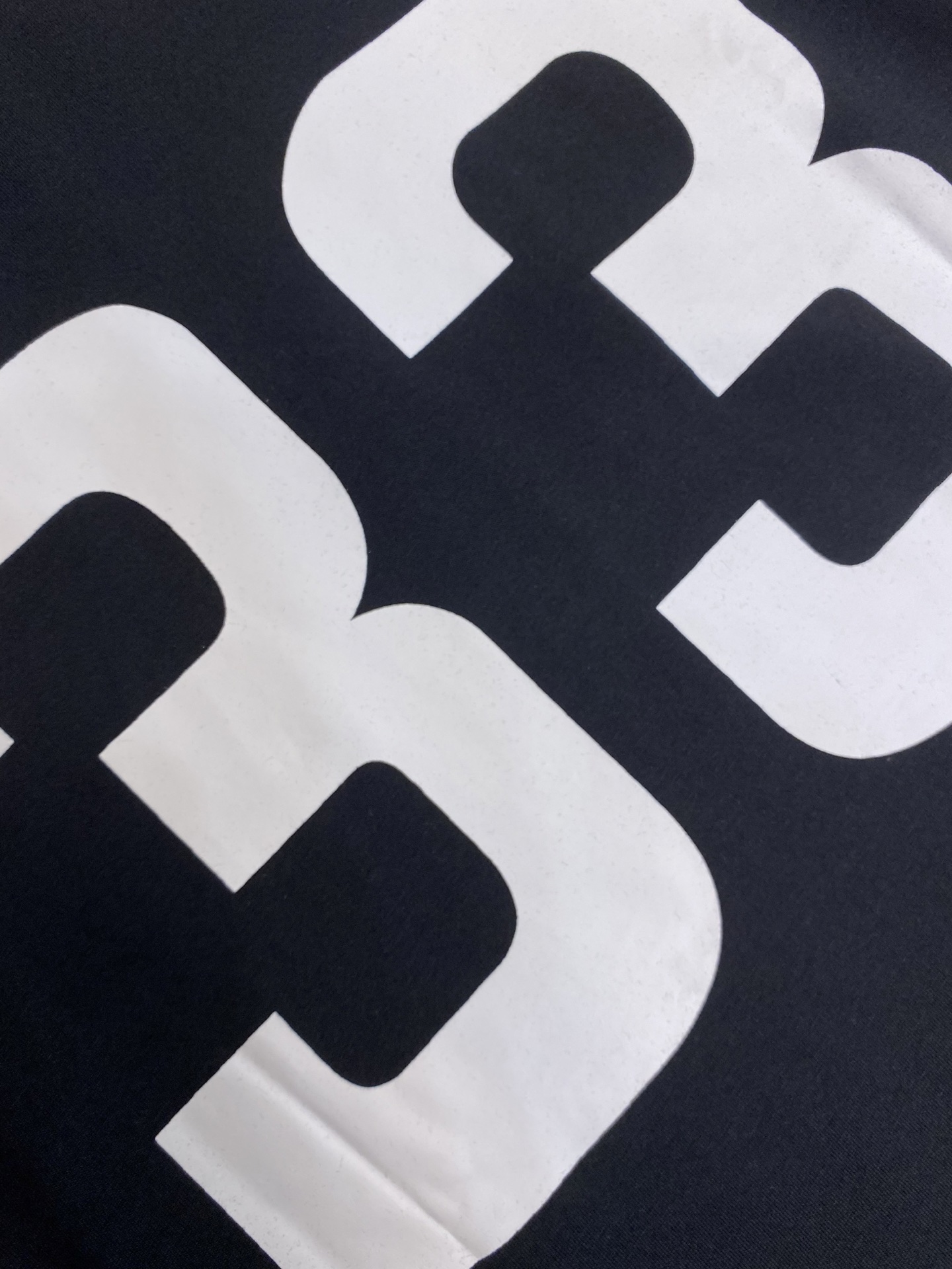 “Crozen 33 Long Sleeve T-Shirt in Cherome Heart: High-Density Cotton, Logo, Comfortable Fit, Oversize – Sizes S, M, L” - 图片 8