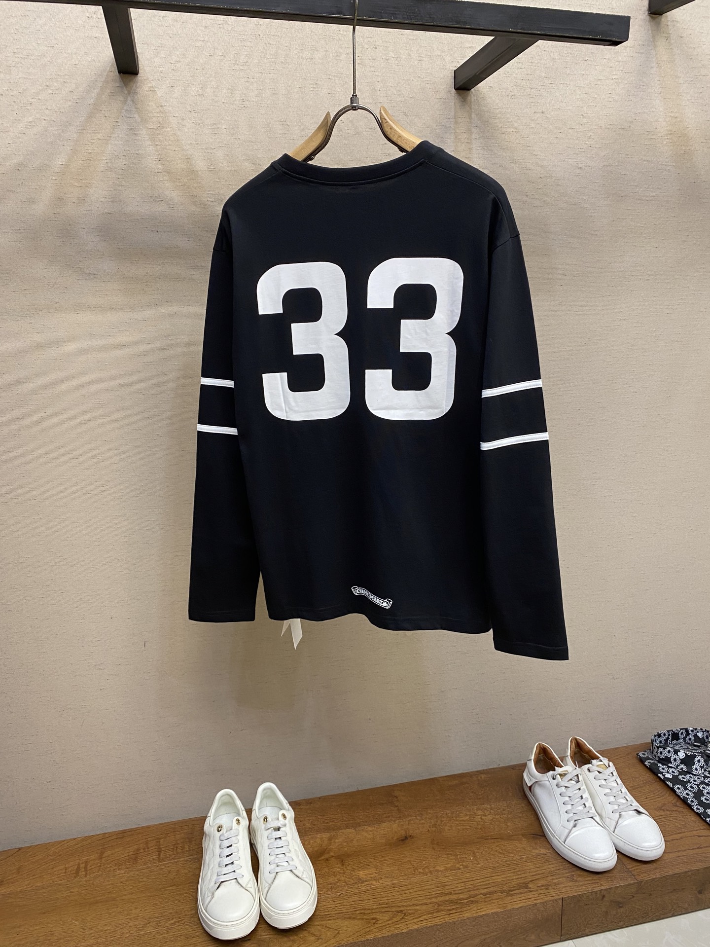 “Crozen 33 Long Sleeve T-Shirt in Cherome Heart: High-Density Cotton, Logo, Comfortable Fit, Oversize – Sizes S, M, L” - 图片 2
