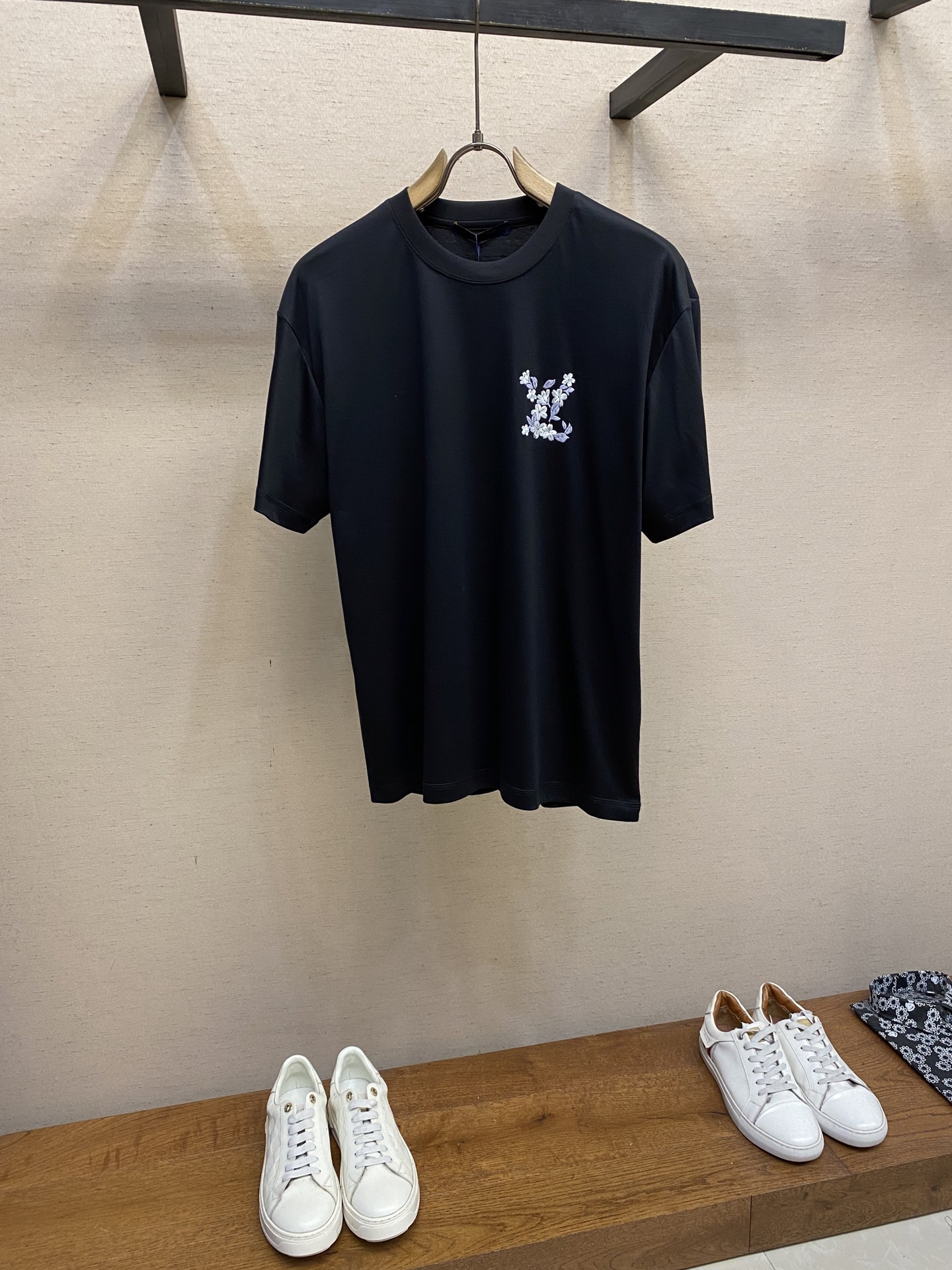 NO:501444,1V, short-sleeved jacquard men and women, a new favorite for summer fashion, cleverly blends traditional craftsmanship and modern design. This short-sleeved jacquard technology uses superb jacquard technology, three-dimensional and vivid patterns, rich and changeable colors, adding a beautiful scenery to the hot summer. Men's clothing is simple and elegant, and women's clothing is soft and delicate. Whether worn alone or with a jacket, you can easily control various occasions. The selected high-quality fabrics are breathable, strong sweat absorption, and comfortable and natural to wear. The short-sleeved and slim-fitting style can not only show the strong figure of the man, but also highlight the graceful curves of women. The unique jacquard pattern not only adds the artistic sense of the clothing, but also highlights the wearer's personality and taste.  Whether it is leisure, date, or outdoor travel, exercise, jacquard short sleeves for men and women are your ideal choice. It not only allows you to stand out among the crowd, but also allows you to enjoy the coolness and comfort in summer. Come and buy a favorite jacquard short sleeves to make this summer more exciting!  Size XS-L, Jackets & coats, T-shirt, alexander wang198609091V、提花男女短袖,夏日时尚新宠,将传统工艺与现代设计巧妙融合.这款短袖采用精湛的提花技术,图案立体生动,色彩丰富多变,为炎炎夏日增添一抹亮丽风景.男装简约大方,女装柔美细腻,无论是单穿还是搭配外套,都能轻松驾驭各种场合. 精选优质面料,透气性好,吸汗性强,穿着舒适自然.短袖剪裁得体,版型修身,既能展现男性健硕身材,又能凸显女性曼妙曲线.独特的提花图案,不仅增添了服饰的艺术感,更彰显了穿着者的个性与品味. 无论是休闲逛街、约会聚餐,还是户外旅行、运动健身,提花男女短袖都是你的理想选择.它不仅能让你在人群中脱颖而出,更能让你在夏日里尽享清凉与惬意.快来选购一款心仪的提花短袖,让这个夏天更加精彩纷呈吧！ 尺码XS-L,,jackets & coats,T-shirt,alexander wang,Men's clothing