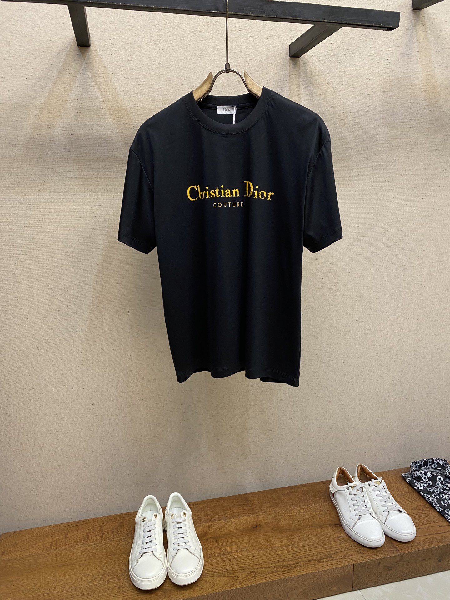 NO:501438,Dior and CD Xiaodi classic letter logo logo retro old printed short-sleeved T-shirt This short-sleeved short-sleeved short-sleeved T-shirt is simple and elegant~ classic round neck, 'Christian Di** COUTURE' on the chest is aged print, retro and fashionable, black and white, both versatile, whether worn alone or layered, it is easy to grasp the fashionable feeling, and the basic style can also be worn to create a unique style. Fashionable and exquisite must be included~ Selected fabrics, comfortable upgrades made of 99 cotton and 1 polyester fiber, which combines the soft skin-friendly and durable and anti-wrinkle characteristics of cotton fabric. Size XS-L,,dior,T-shirt,tees,t-shirt,alexander wang19860909Dior、CD小迪经典字母logo标识复古做旧印花短袖T恤 这款短袖,简约又自带高级感~经典圆领,胸前 “Christian Di** COUTURE” 做旧印花,复古又时髦,黑白两色都很百搭,不管是单穿还是叠搭,轻松拿捏时尚感,基础款也能穿出独特格调,时髦精必入单品呀~ 精选面料,舒适升级由99棉和1聚酯纤维组成的面料,兼具了棉质面料的柔软亲肤与聚酯纤维的耐用抗皱特性. 尺码XS-L,,dior,T-shirt,tees，t-shirt,alexander wang,Men's clothing